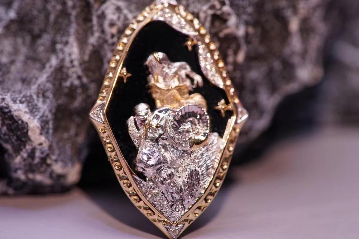 Taglio rotondo Ciondolo Totem Aris in oro giallo 18K con onice e diamanti in vendita