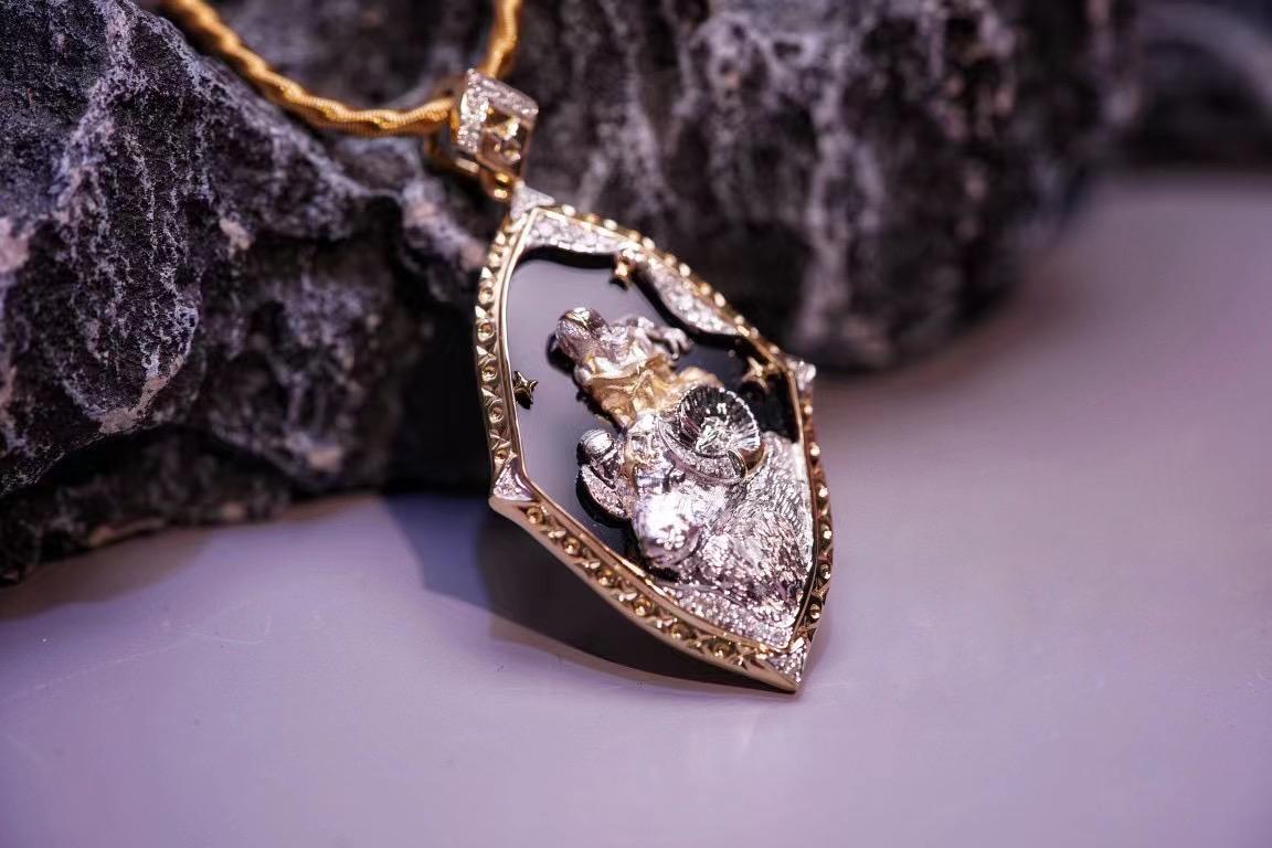 Ciondolo Totem Aris in oro giallo 18K con onice e diamanti In condizioni Nuovo in vendita a Kowloon, HK