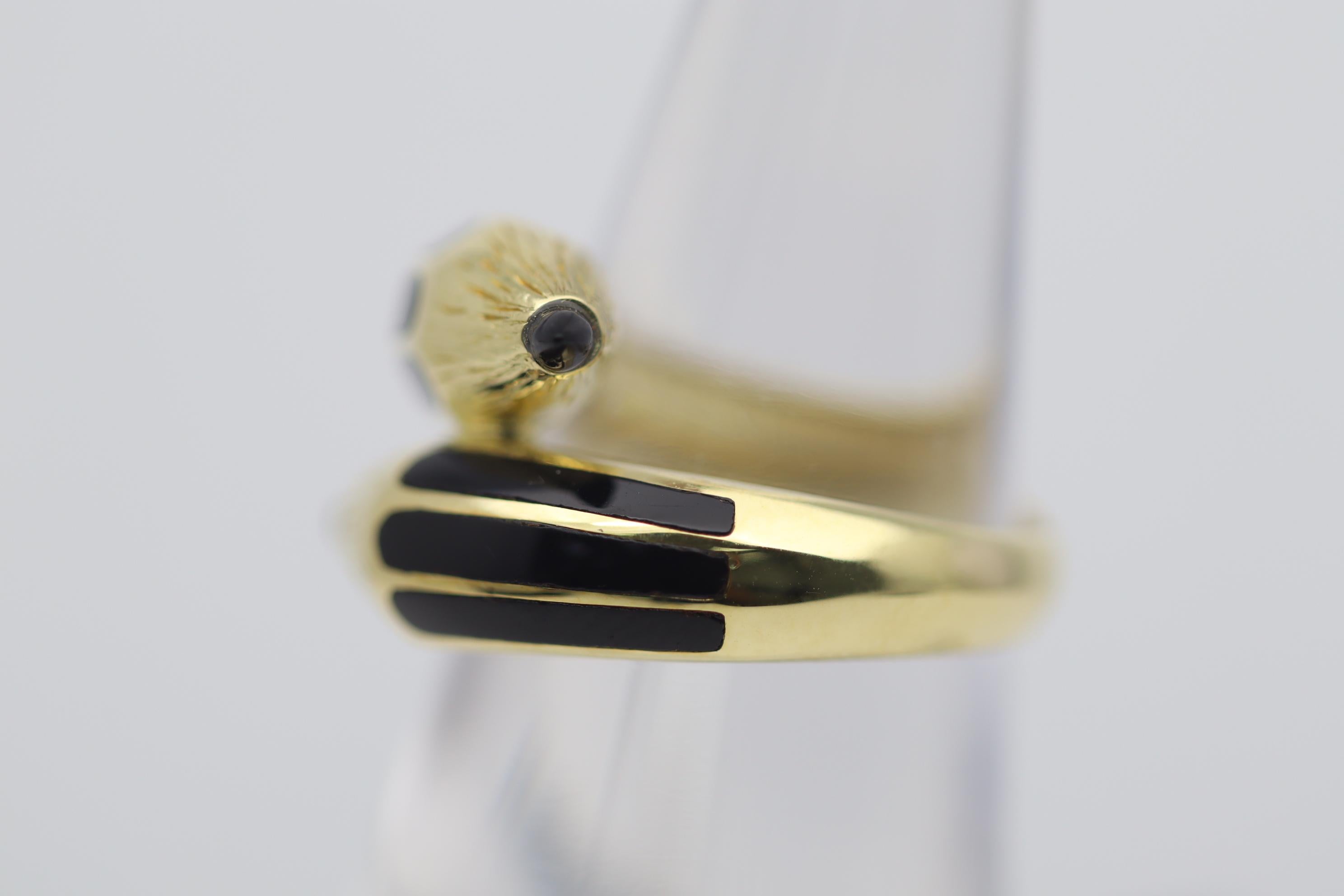 18k Yellow Gold Onyx Enamel Crossover Pencil Ring In New Condition For Sale In Beverly Hills, CA