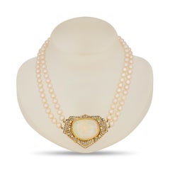 Pendentif en or jaune 18K avec opale et diamant sur un collier de perles à deux brins