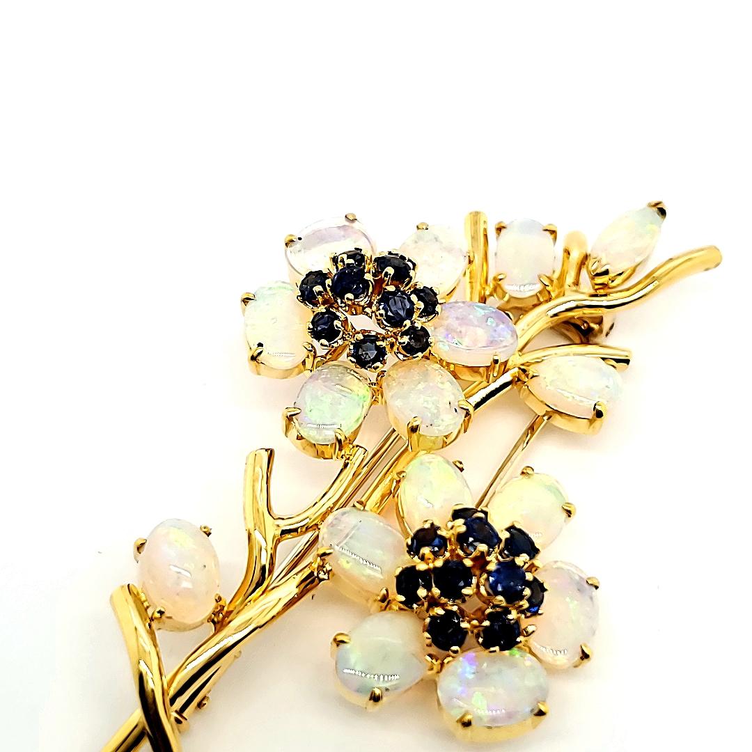 18k Yellow Gold Opal Brooch with 1.59 cts Sapphires In New Condition For Sale In Hong Kong, HK