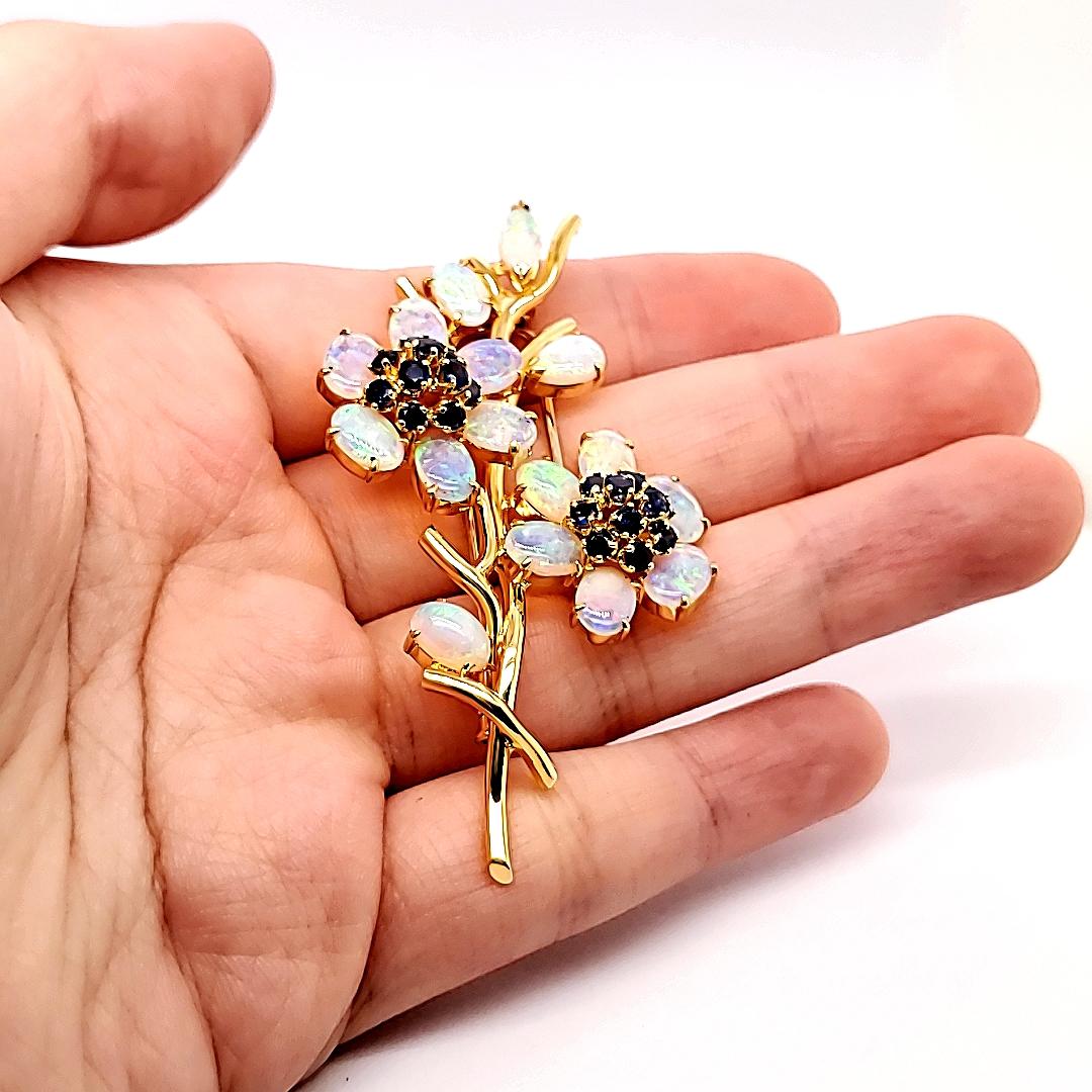 18k Yellow Gold Opal Brooch with 1.59 cts Sapphires For Sale 1