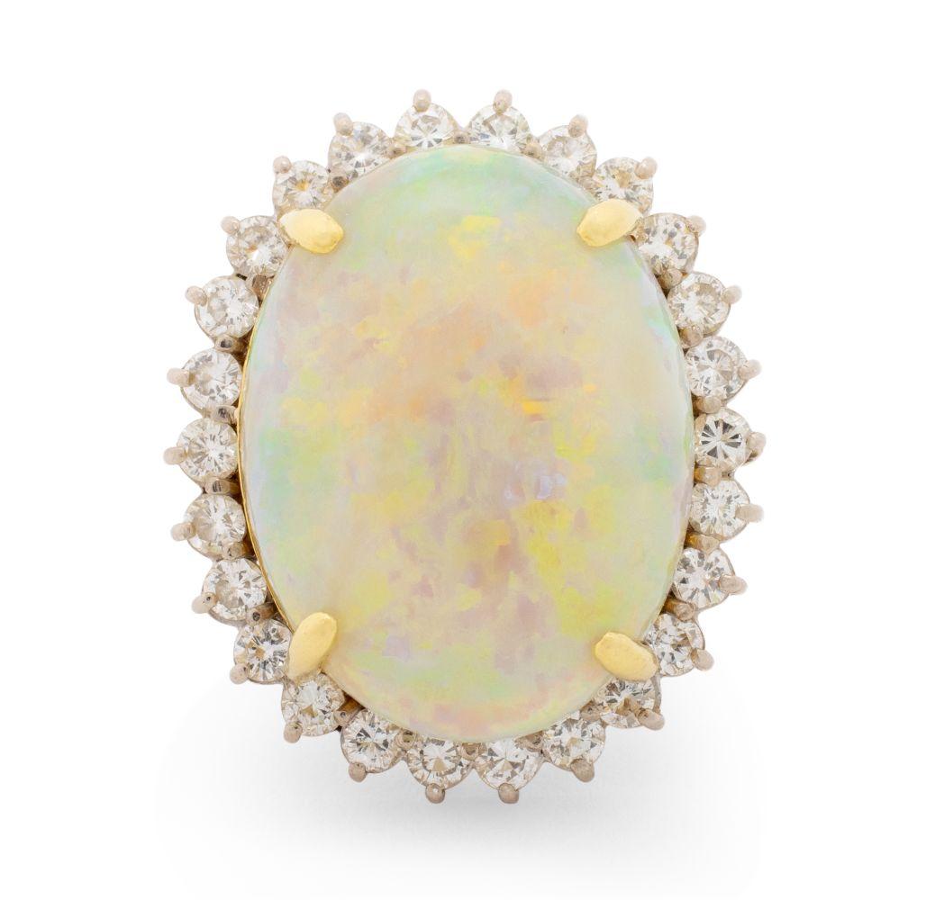 Anello in oro giallo 18 carati con opale cabochon ovale incastonato del peso di circa 14,00 carati, circondato da 26 diamanti rotondi taglio brillante incastonati del peso totale di circa 1,25 carati, con la dicitura 