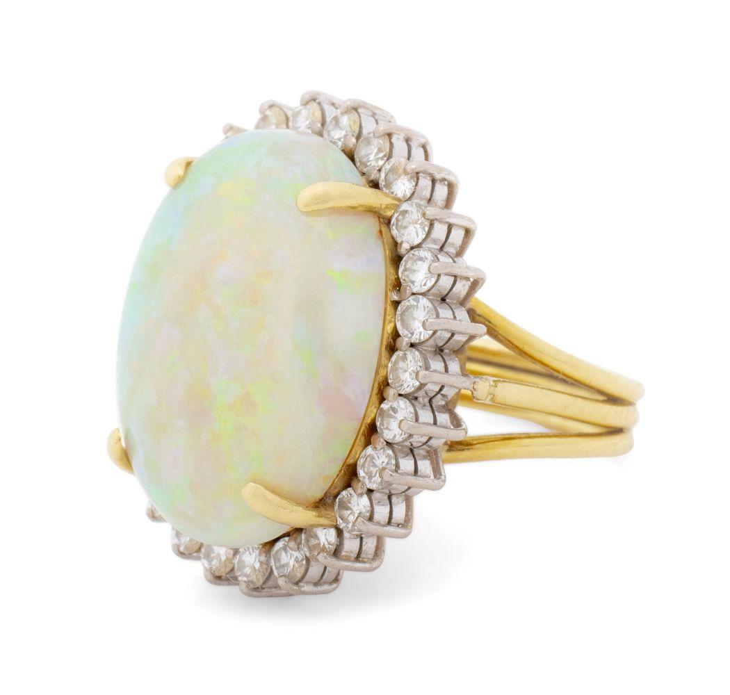 Cabochon Anello con diamante e opale in oro giallo 18 carati in vendita
