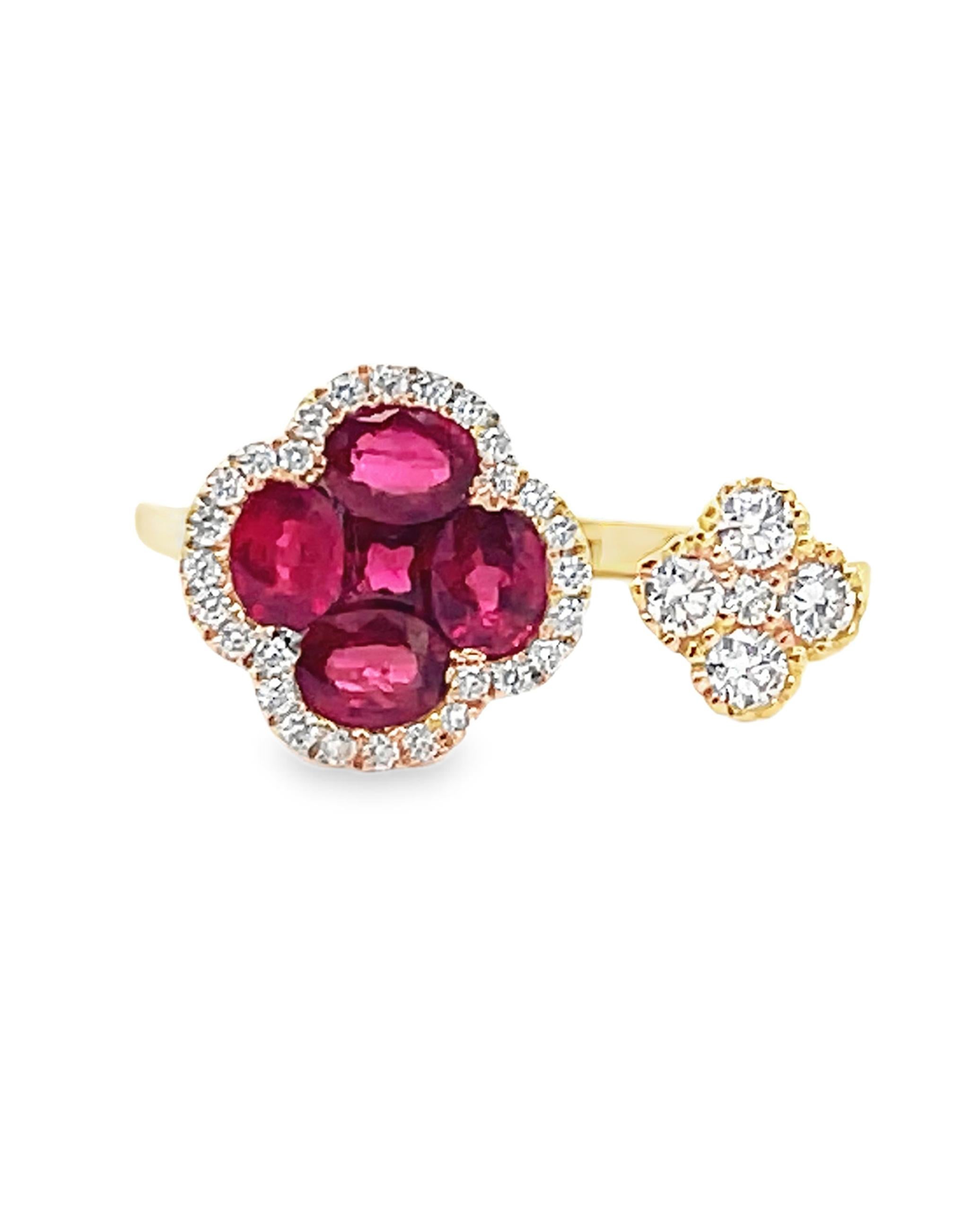 Bague quadrilobée en or jaune 18 carats avec des diamants ronds à facettes pesant 0,27 carat au total et des rubis à facettes pesant 0,89 carat au total. 

- Taille des doigts 6.5