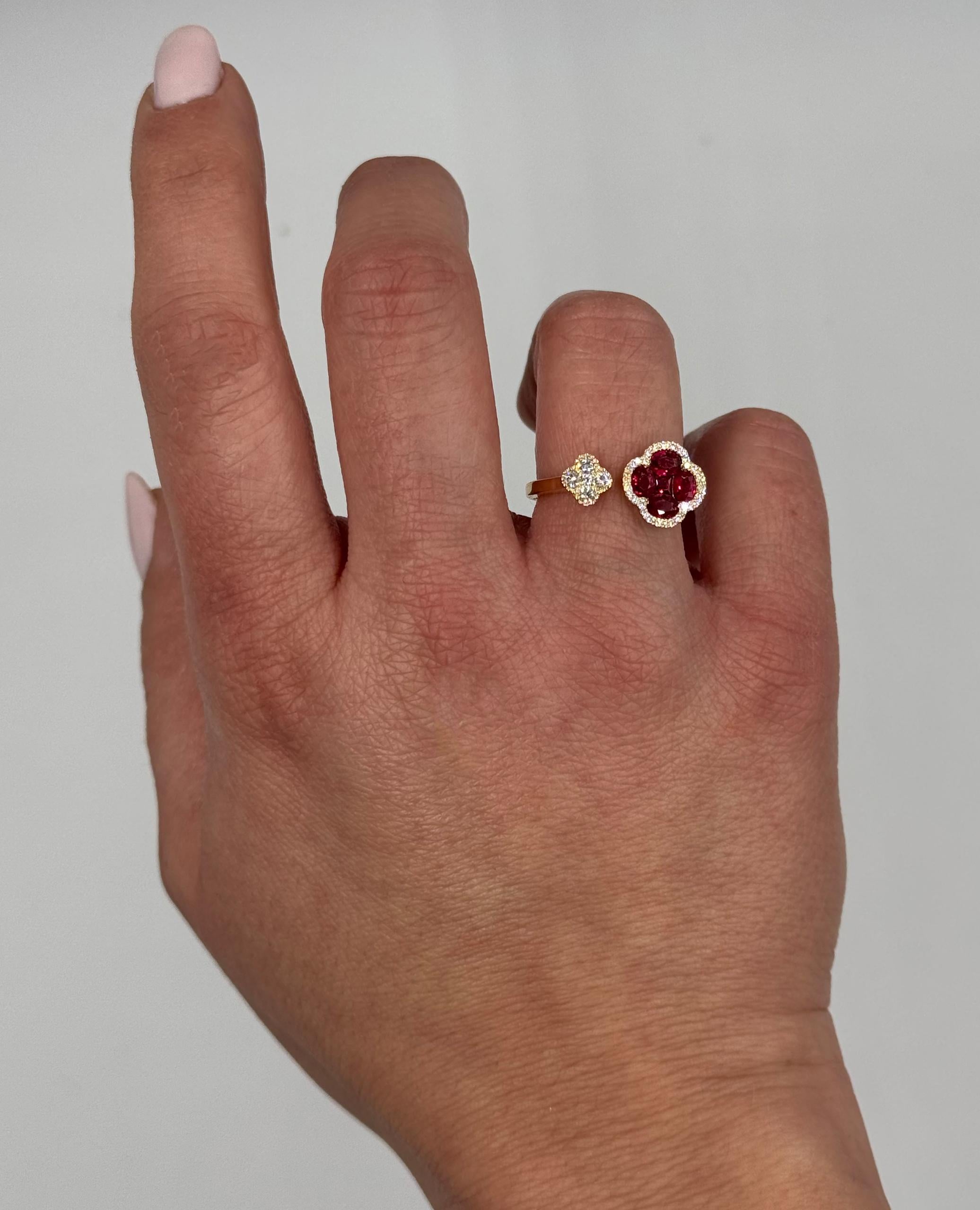 Bague bypass ouverte en or jaune 18 carats avec rubis et diamants Neuf - En vente à Old Tappan, NJ