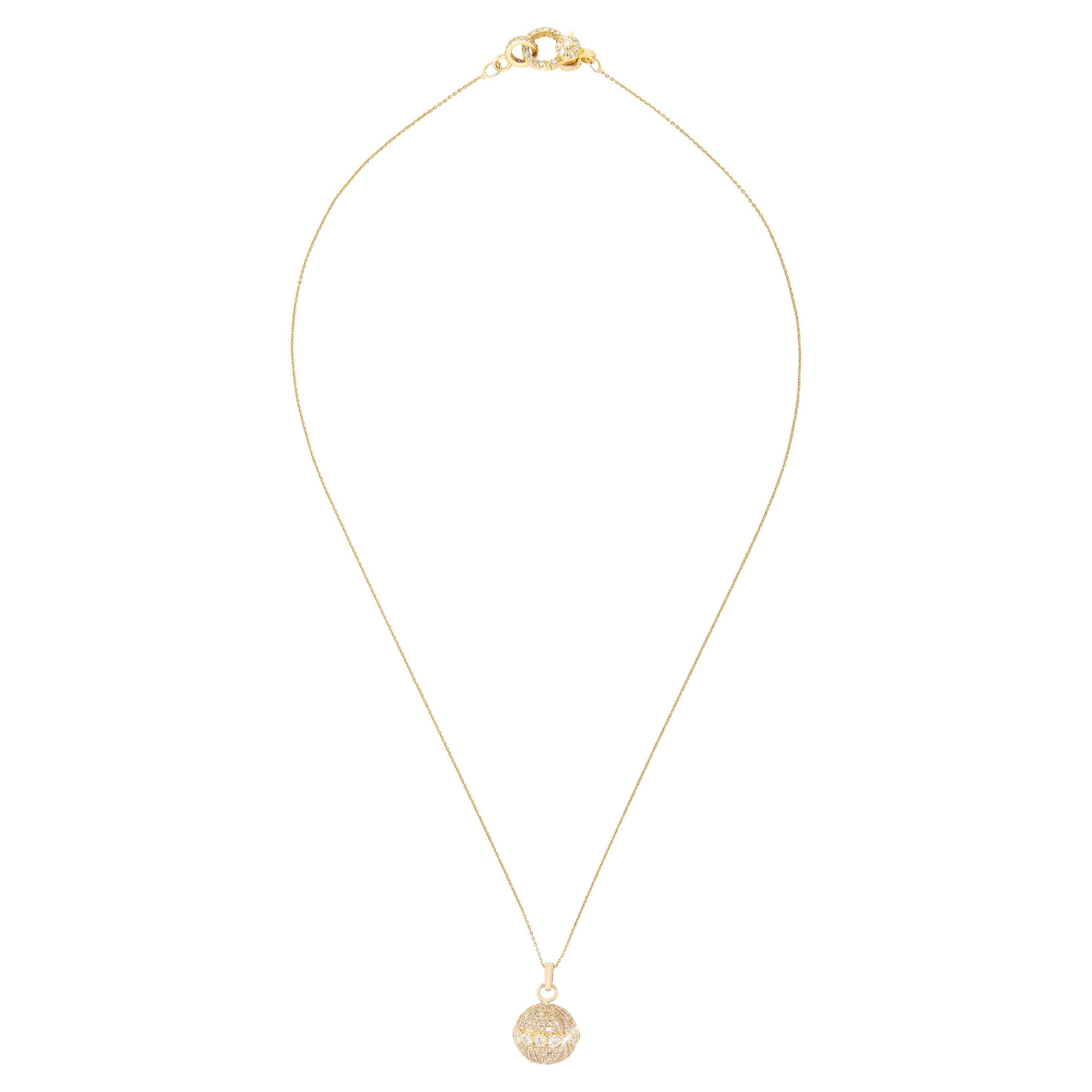 This 18k YG necklace showcases the house´s signature dazzling diamond orb with a brilliant-cut belt and a double-sided diamond-encrusted clasp. Designed for elegance this light delicate, made-to-last necklace can easily be paired with other