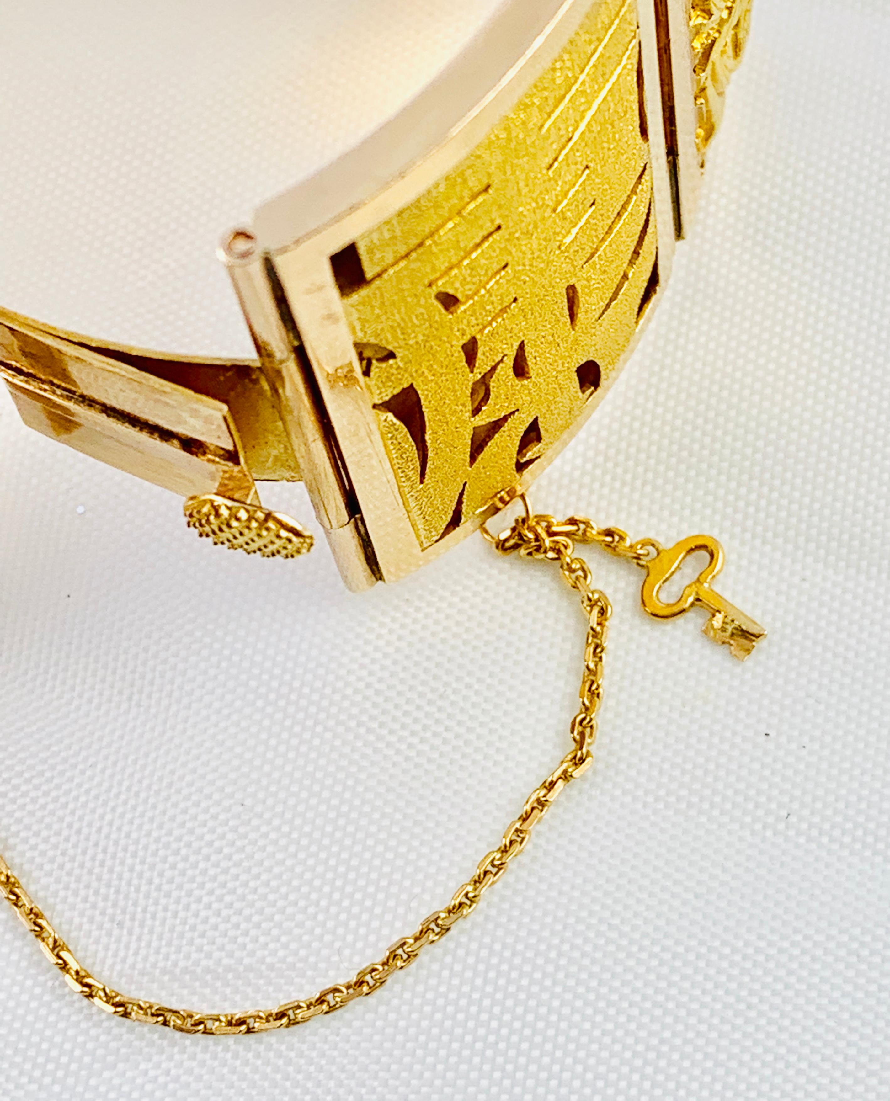 18 Karat Yellow Gold Oriental Design 8 Section, Plaque Bracelet 6