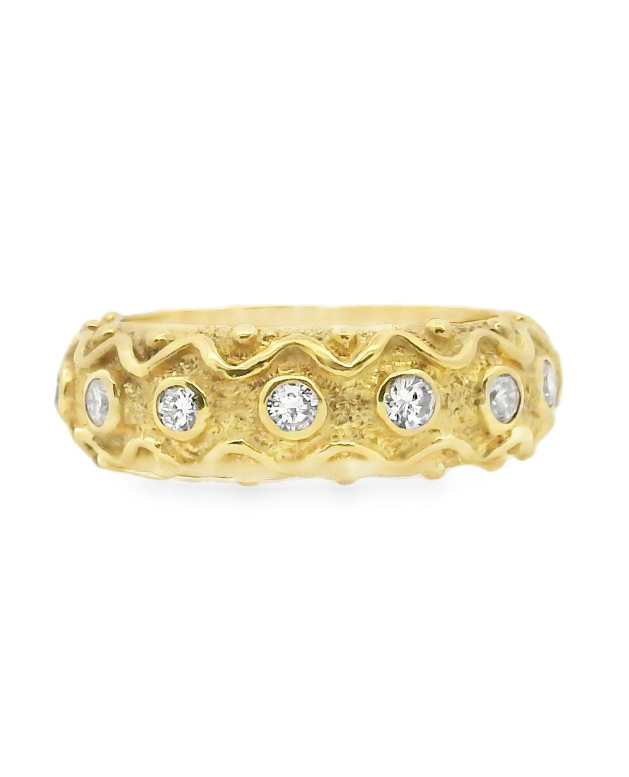 Bague ornée d'un dôme en or jaune 18K avec des diamants ronds de taille brillant sertis en chaton pesant 0,75 carats au total.

- 13,48 grammes
- Taille de doigt 7
- Les diamants sont de couleur G, pureté VS
