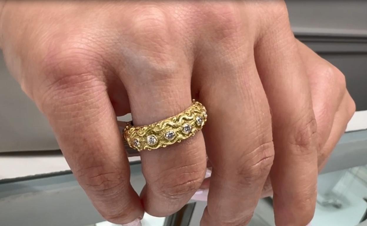 Taille ronde Bracelet en or jaune 18K orné de diamants en taille 7 en vente