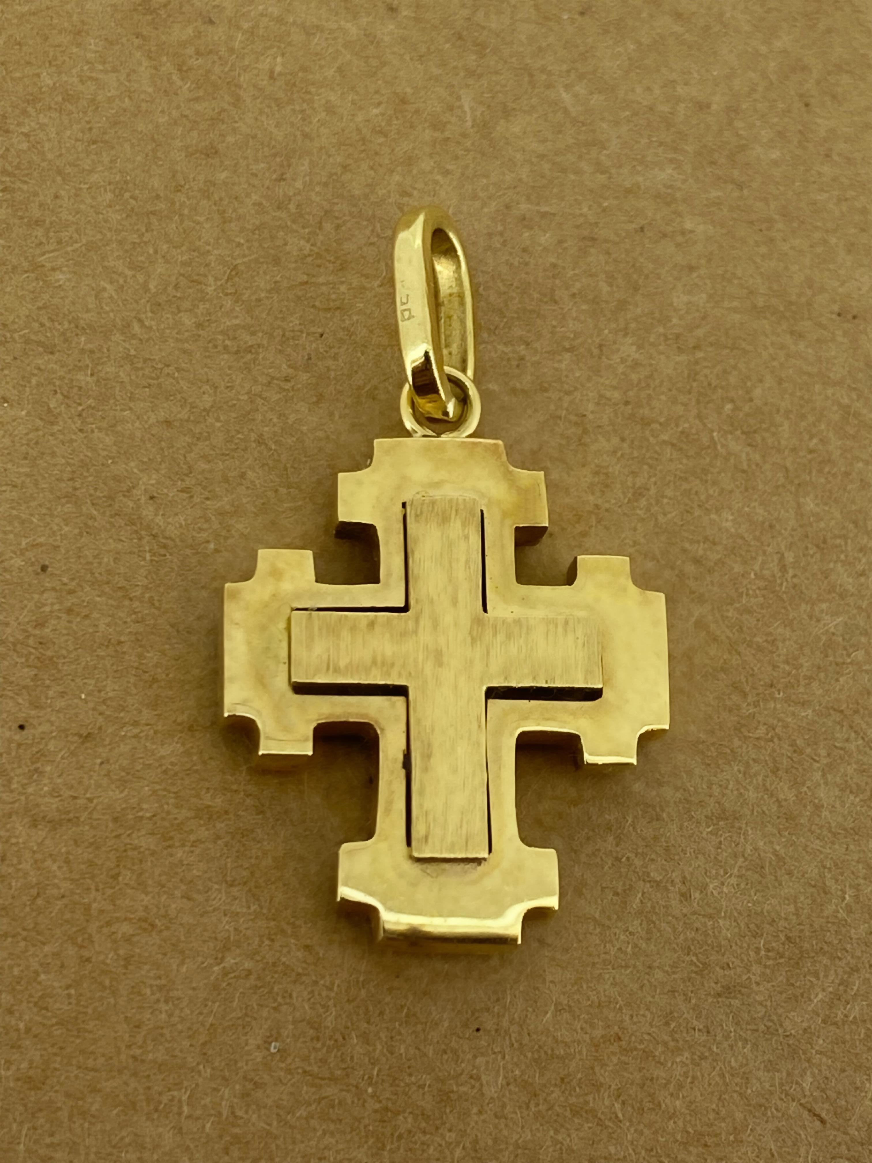 18K Yellow Gold Orthodox Cross / Crucifix Pendant, Europe c1970's. In Excellent Condition For Sale In MELBOURNE, AU