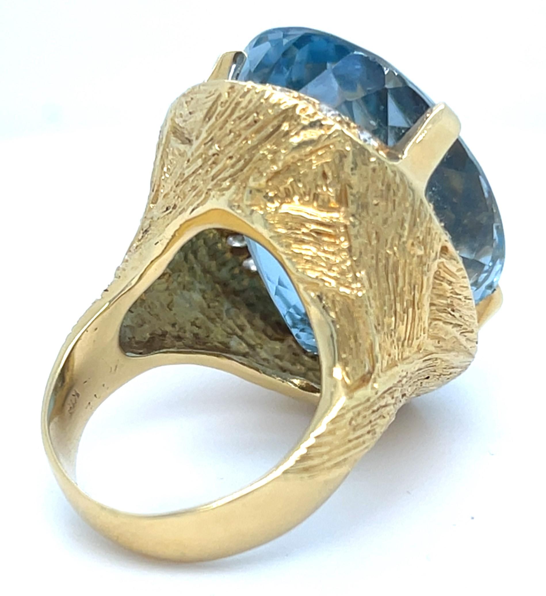 Women's or Men's 18k Yellow Gold Oval 72.19 ct Aquamarine Ring with Appx 1 ct Diamond Size 7.75 For Sale