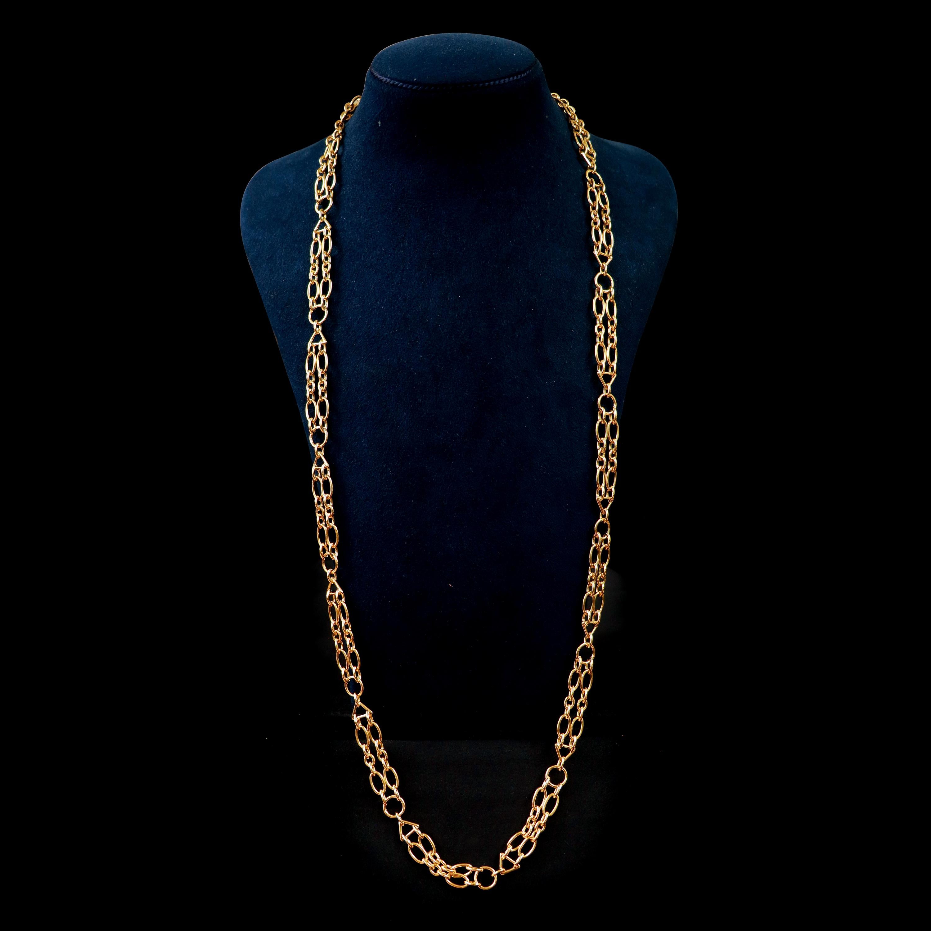 Des formes géométriques en or jaune 18 carats en paire créent cette interprétation mémorable d'un collier en chaîne. Un cercle est relié à deux rangées d'un ovale, à trois petits cercles et à un autre ovale avec un triangle à la fin. Le schéma se