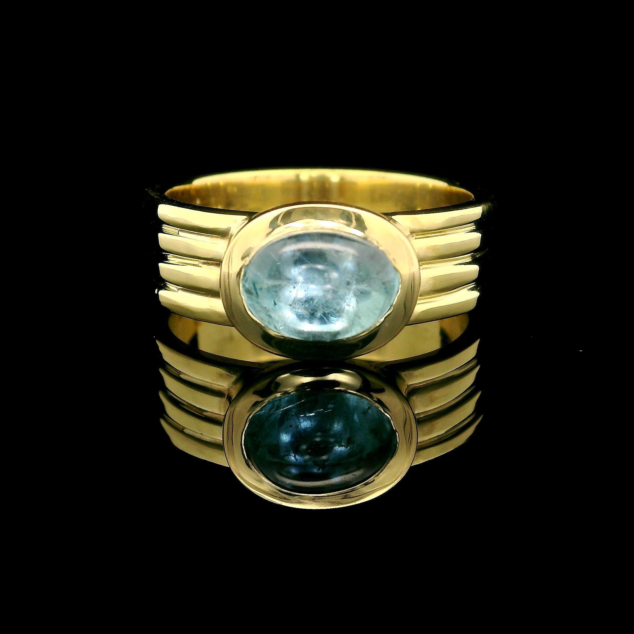 --Pierre(s) :...
(1) Aigue-marine véritable naturelle - Cabochon ovale - Serti - Belle couleur bleue - Inclusions naturelles - 7.7x5.6mm (approx.)

MATERIAL : Or jaune 18k massif
Poids : 8.72 grammes
Taille de la bague : 6.5 (ajustée sur un doigt.