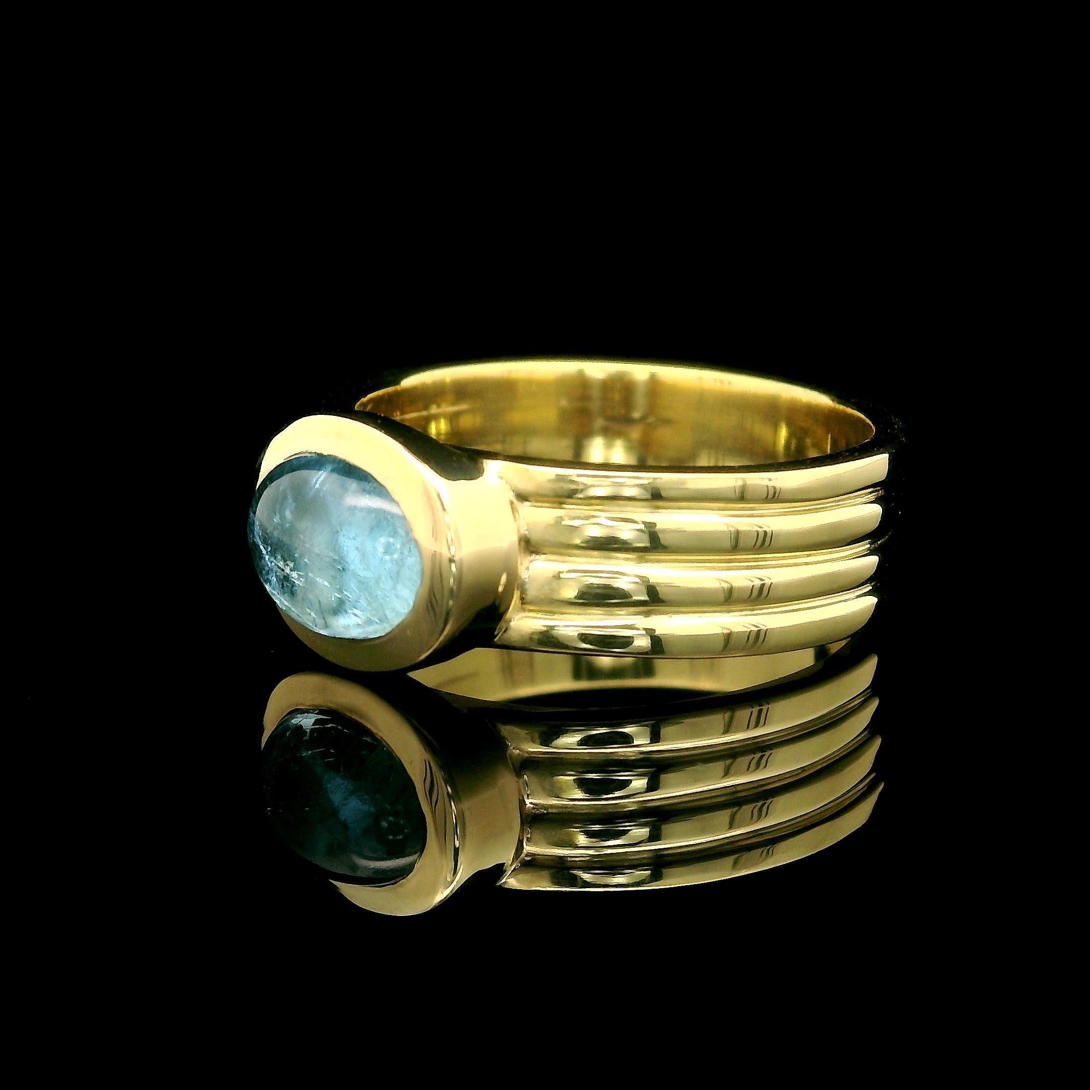Taille cabochon Bague solitaire en or jaune 18 carats avec aigue-marine cabochon ovale, taille 6,5