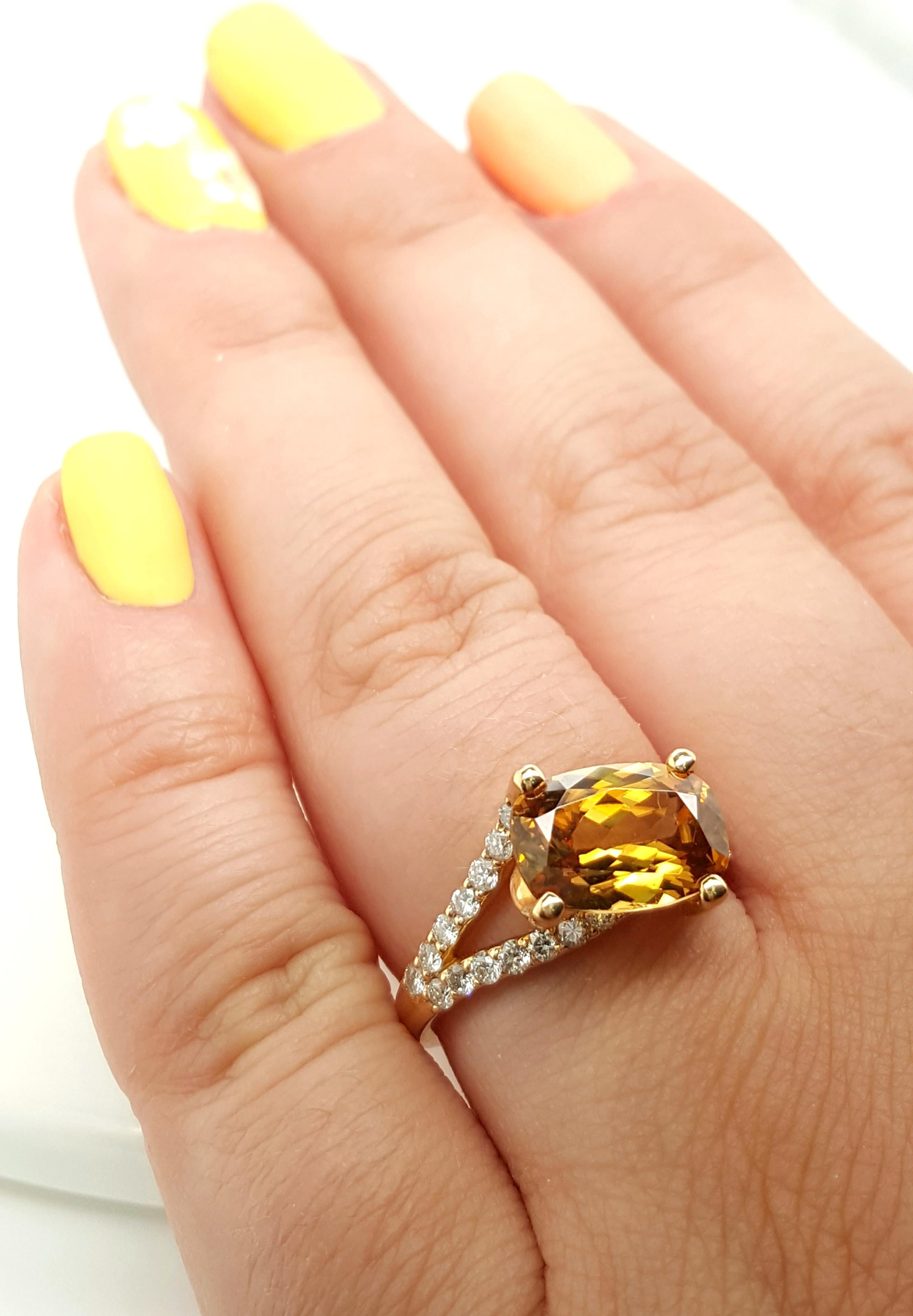 Taille ovale Bague à tige fendue en or jaune 18 carats avec zircon ovale et diamants en vente