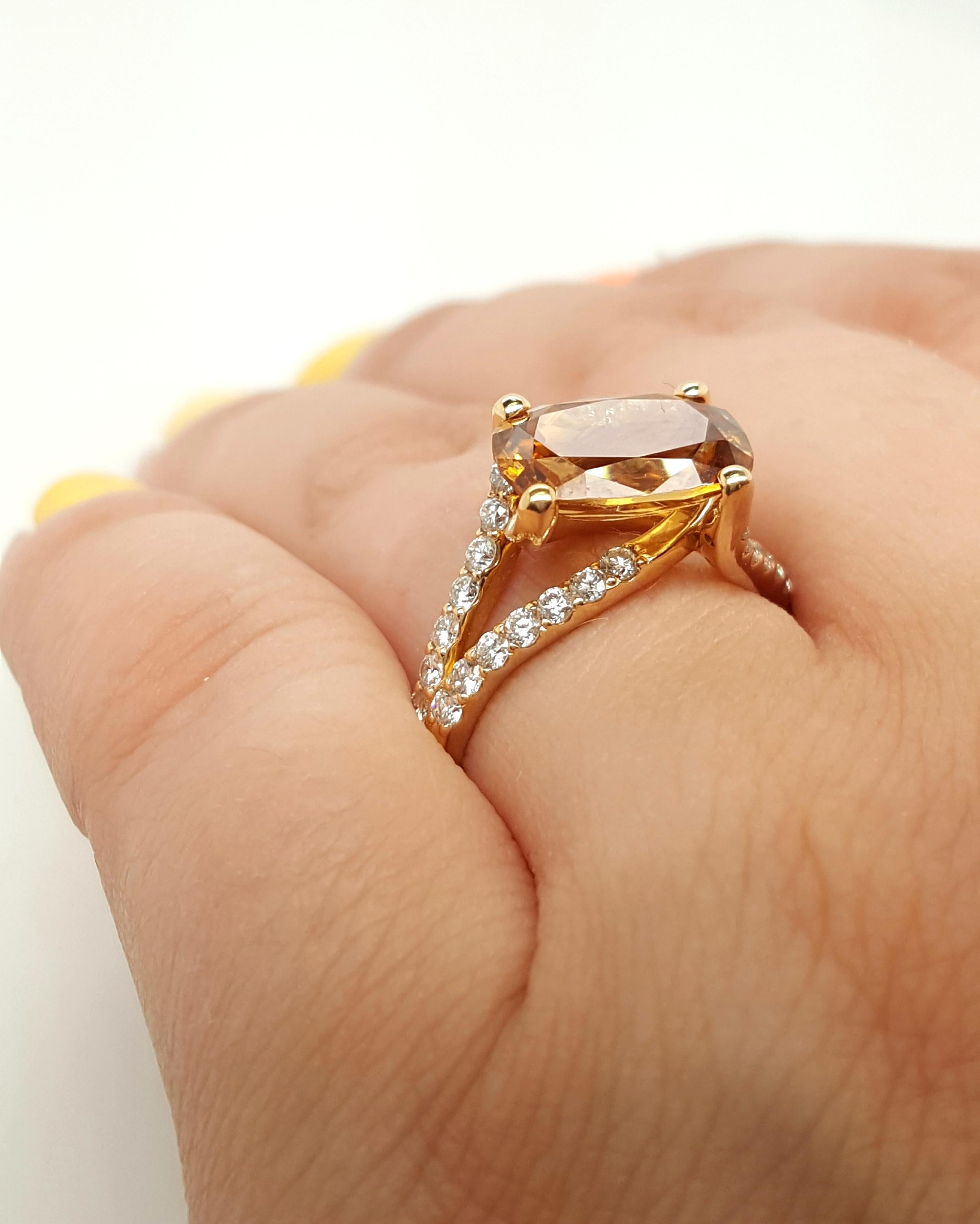 Bague à tige fendue en or jaune 18 carats avec zircon ovale et diamants en vente 1