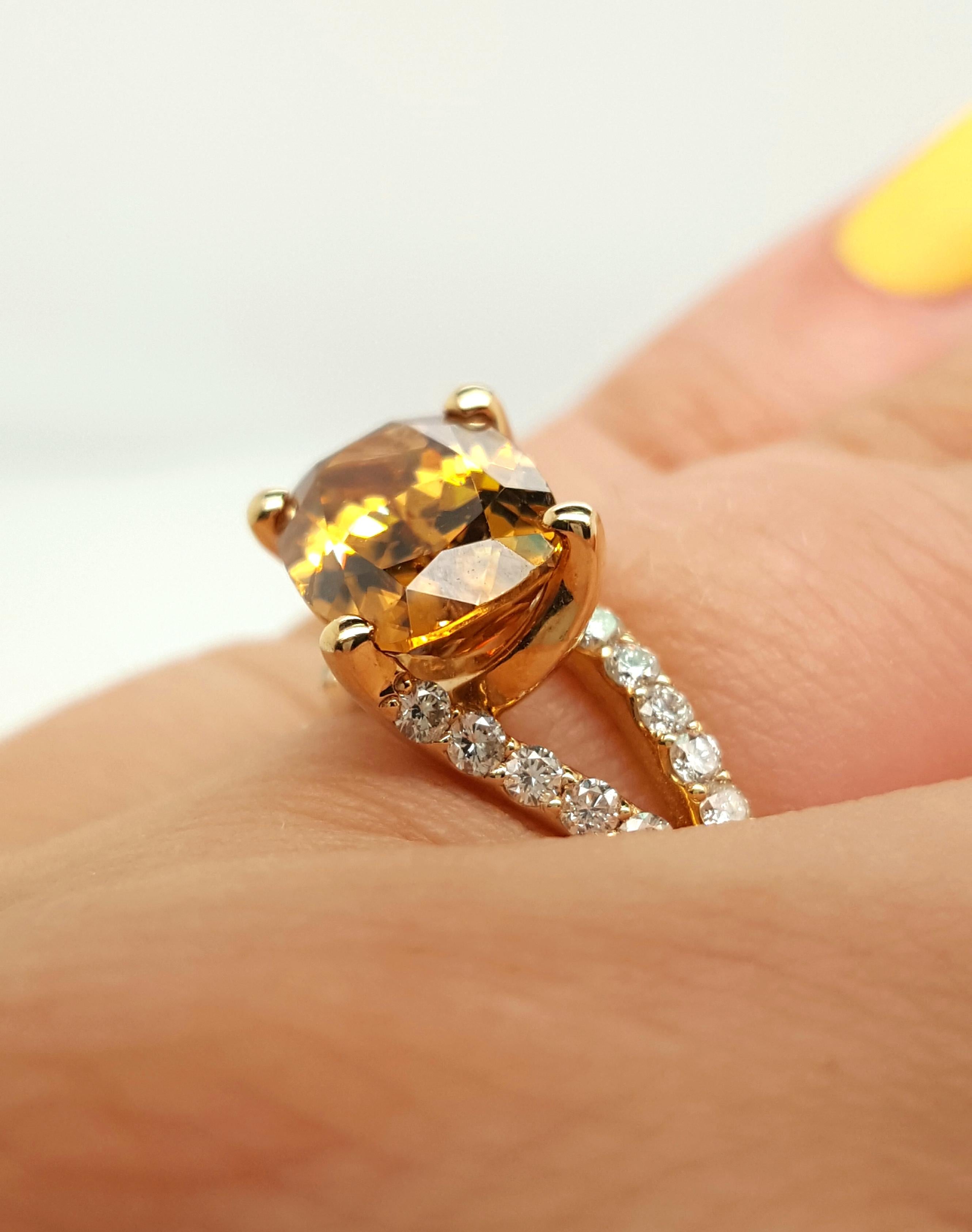Bague à tige fendue en or jaune 18 carats avec zircon ovale et diamants en vente 2