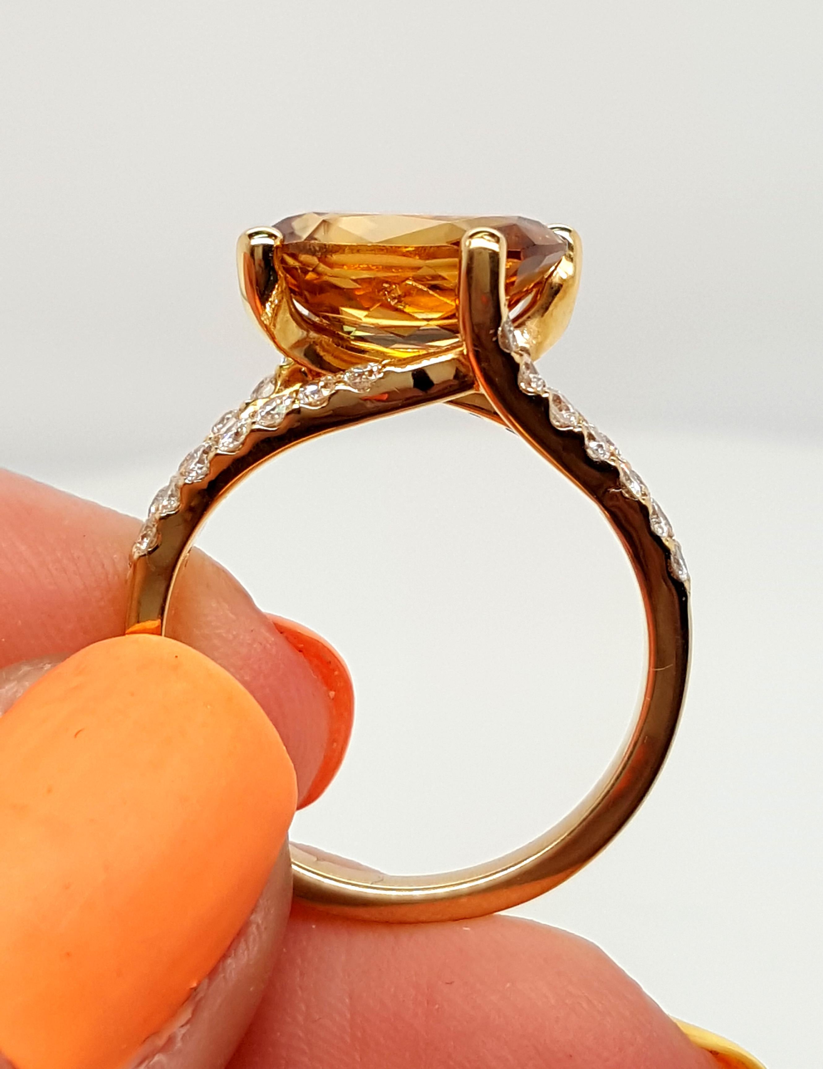 Bague à tige fendue en or jaune 18 carats avec zircon ovale et diamants en vente 3