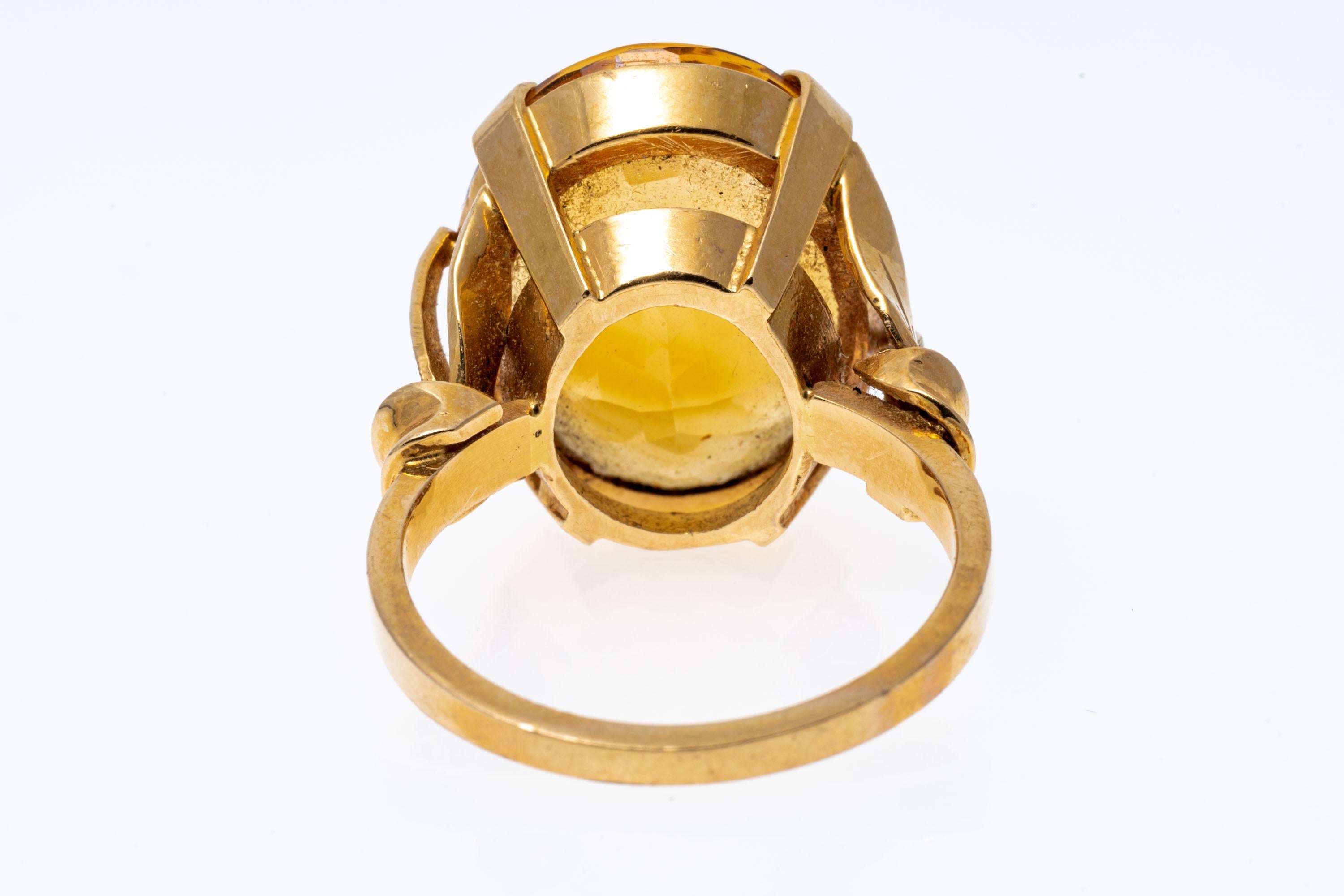 Taille ovale Bague or jaune 18 carats avec citrine ovale « App. 13,60 Cts » et feuillage en vente