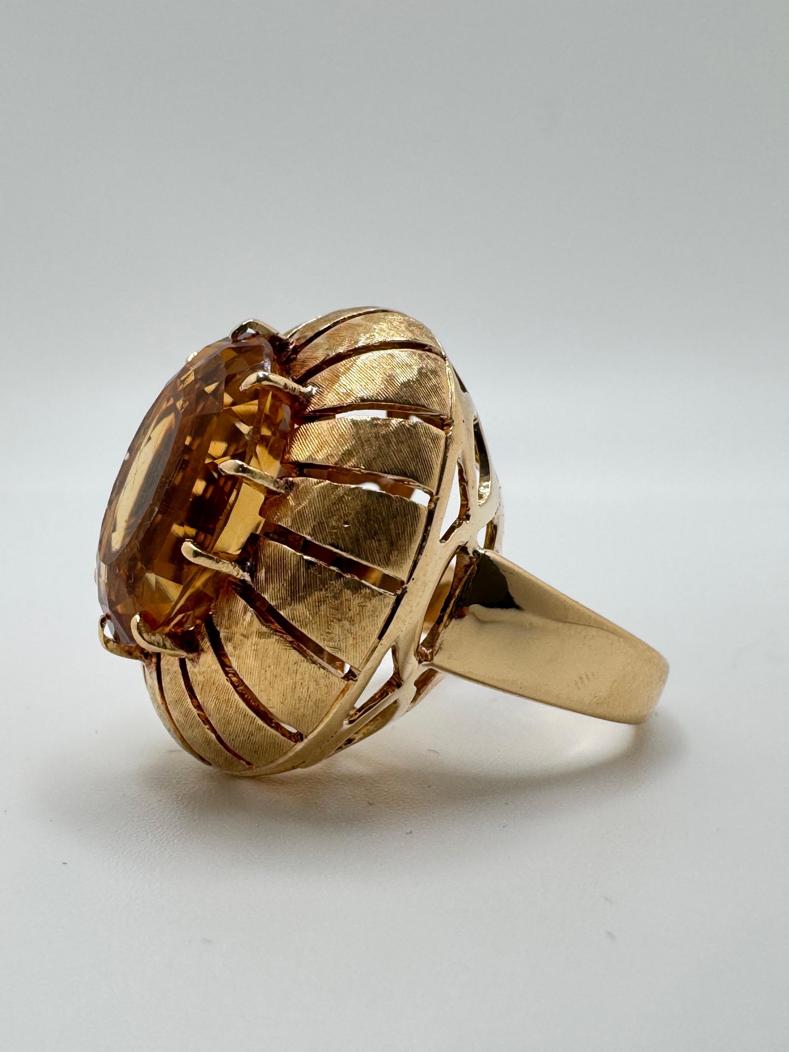 Taglio ovale 18K Yellow Gold Oval Citrine Free-Form Statement Ring – Size 6.25” in vendita