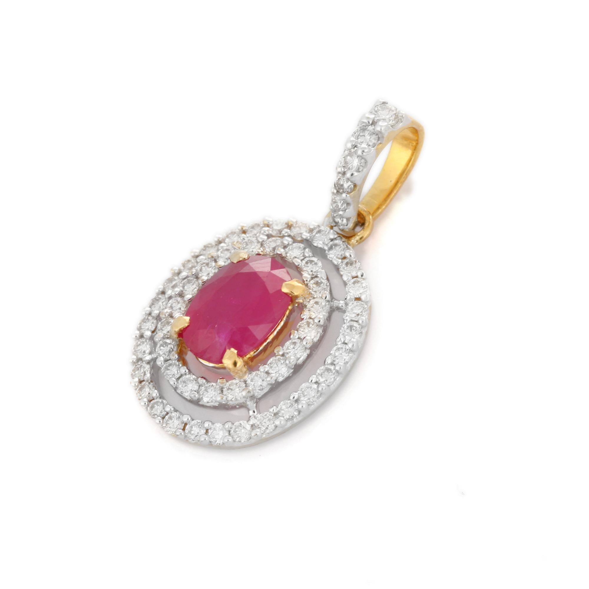 Colgante de Rubí Natural con Diamantes alrededor tachonado en Oro de 18 quilates. Tiene un rubí de corte ovalado con diamantes que completa tu look con un toque decente. Los colgantes se llevan puestos o se regalan para representar el amor y las