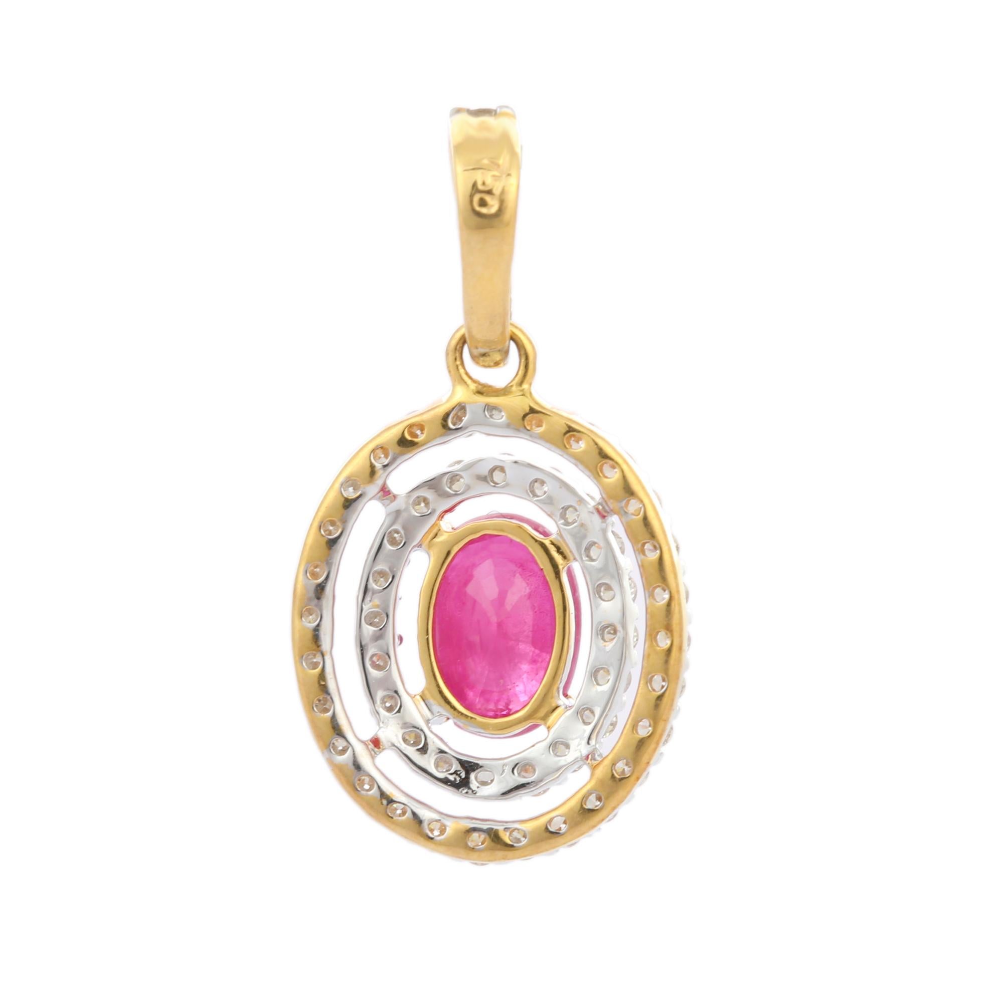 Colgante de oro amarillo de 18 quilates con doble capa de diamantes y corte ovalado de rubí natural Corte oval en venta