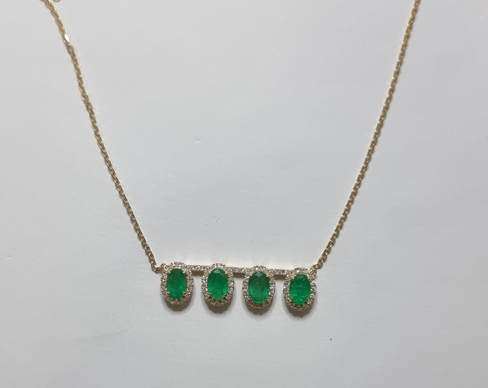 Collier en or jaune 18K avec émeraude ovale et diamant.
Saisissez l'élégance intemporelle avec ce luxueux collier, qui met en valeur une rangée d'émeraudes naturelles de taille ovale, chacune enveloppée dans un éblouissant halo de diamants naturels.