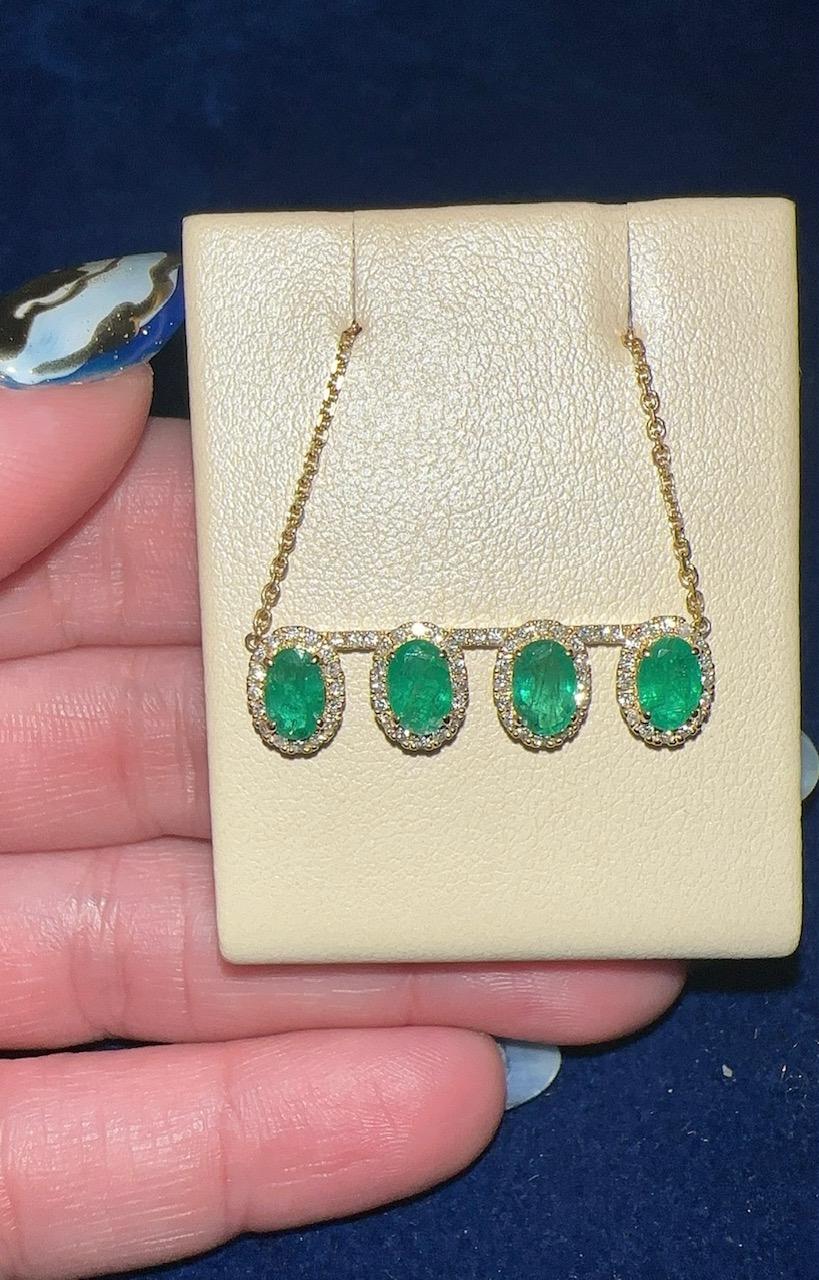 Contemporain Collier en or jaune 18 carats avec émeraudes ovales et diamants en vente