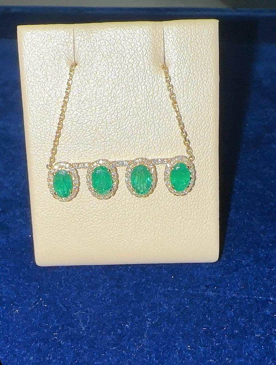 Taille ovale Collier en or jaune 18 carats avec émeraudes ovales et diamants en vente