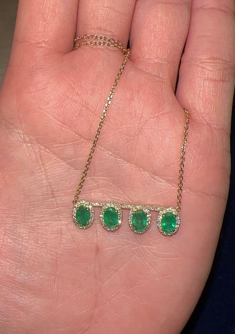 Collier en or jaune 18 carats avec émeraudes ovales et diamants Neuf - En vente à Miami, FL