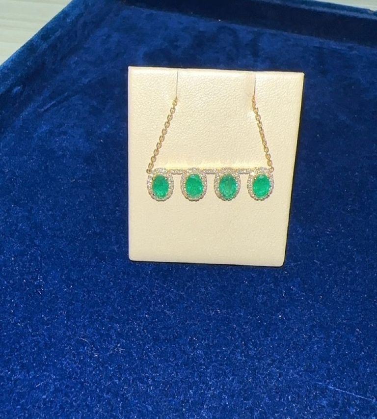 Collier en or jaune 18 carats avec émeraudes ovales et diamants Unisexe en vente