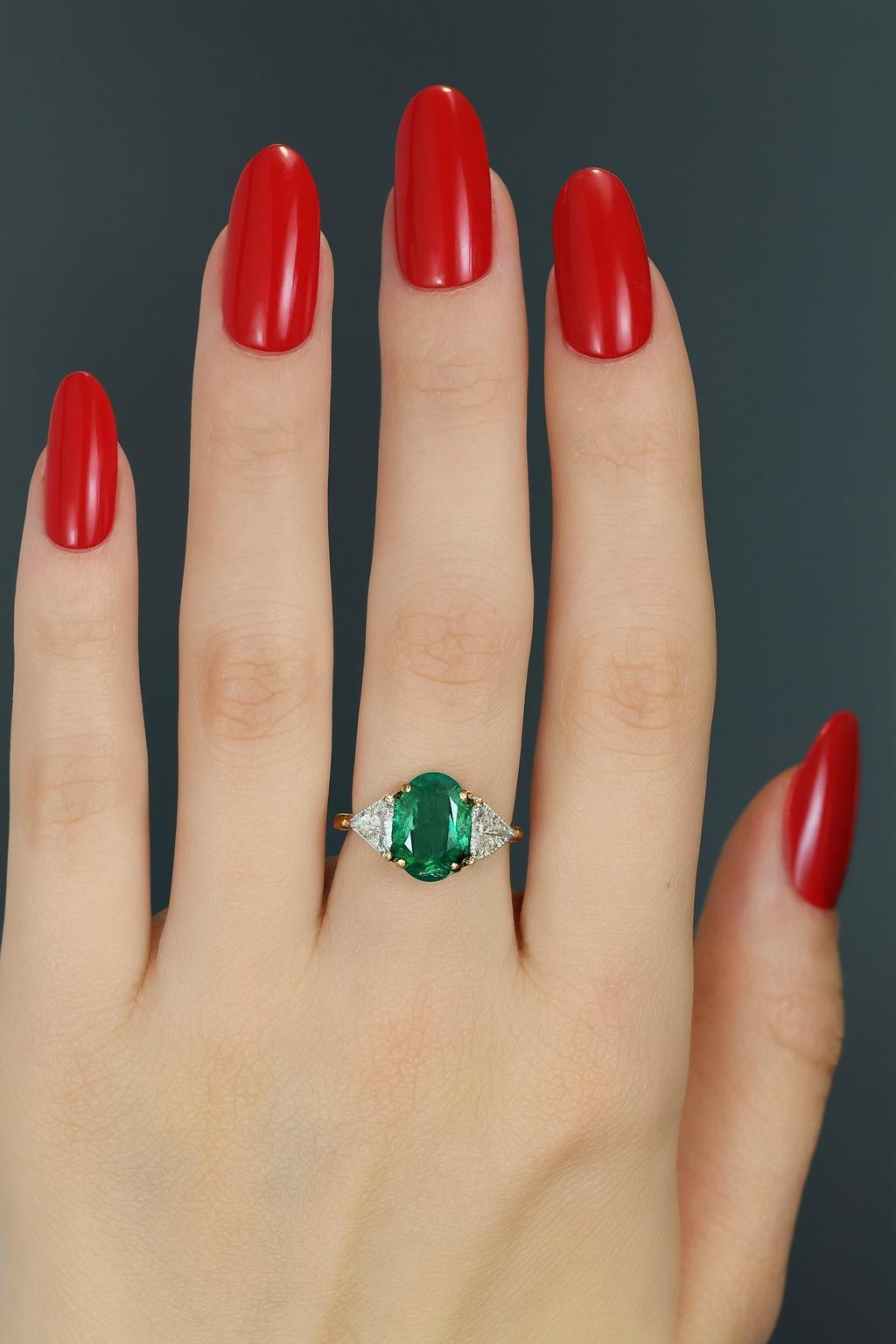 Bague cocktail en or jaune 18K avec émeraude ovale et diamant brillant

Cette bague de cocktail remarquable met en valeur une émeraude naturelle d'un poids de 2,16 carats, magnifiquement taillée dans une forme ovale mesurant 9,76 x 7,33 mm.