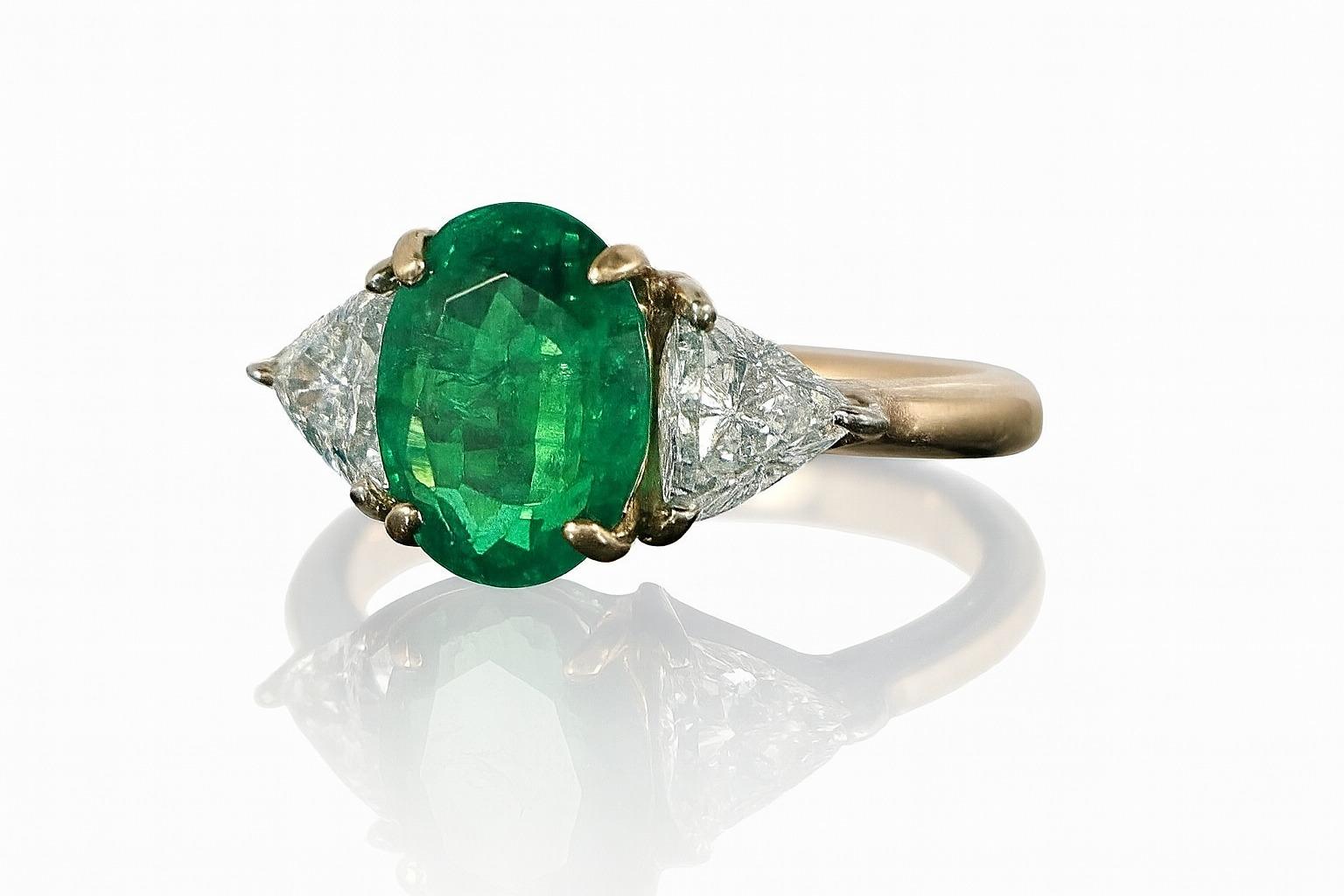 Contemporain Bague cocktail en or jaune 18K avec émeraude ovale et diamant brillant en vente