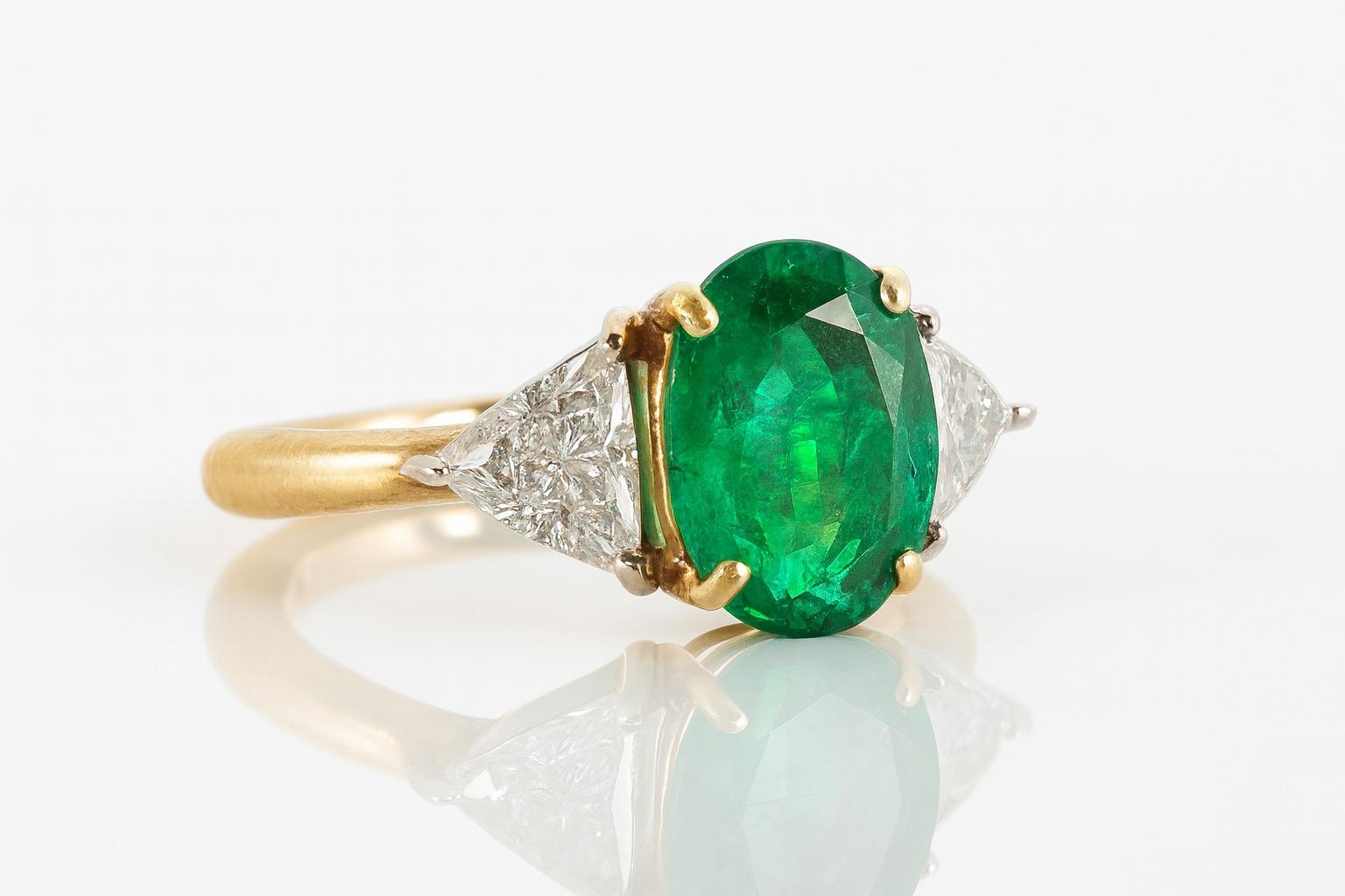 Taille ovale Bague cocktail en or jaune 18K avec émeraude ovale et diamant brillant en vente