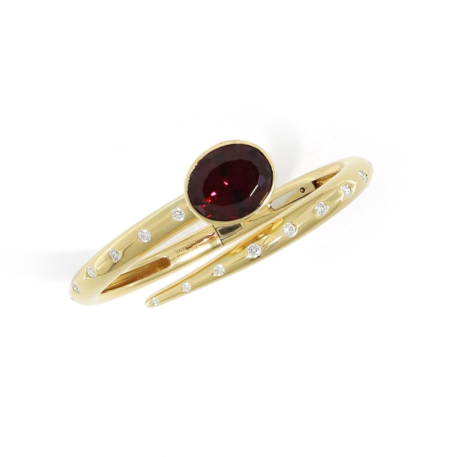 Taille ovale Bracelet bypass en or jaune 18 carats avec grenats ovales et diamants en vente