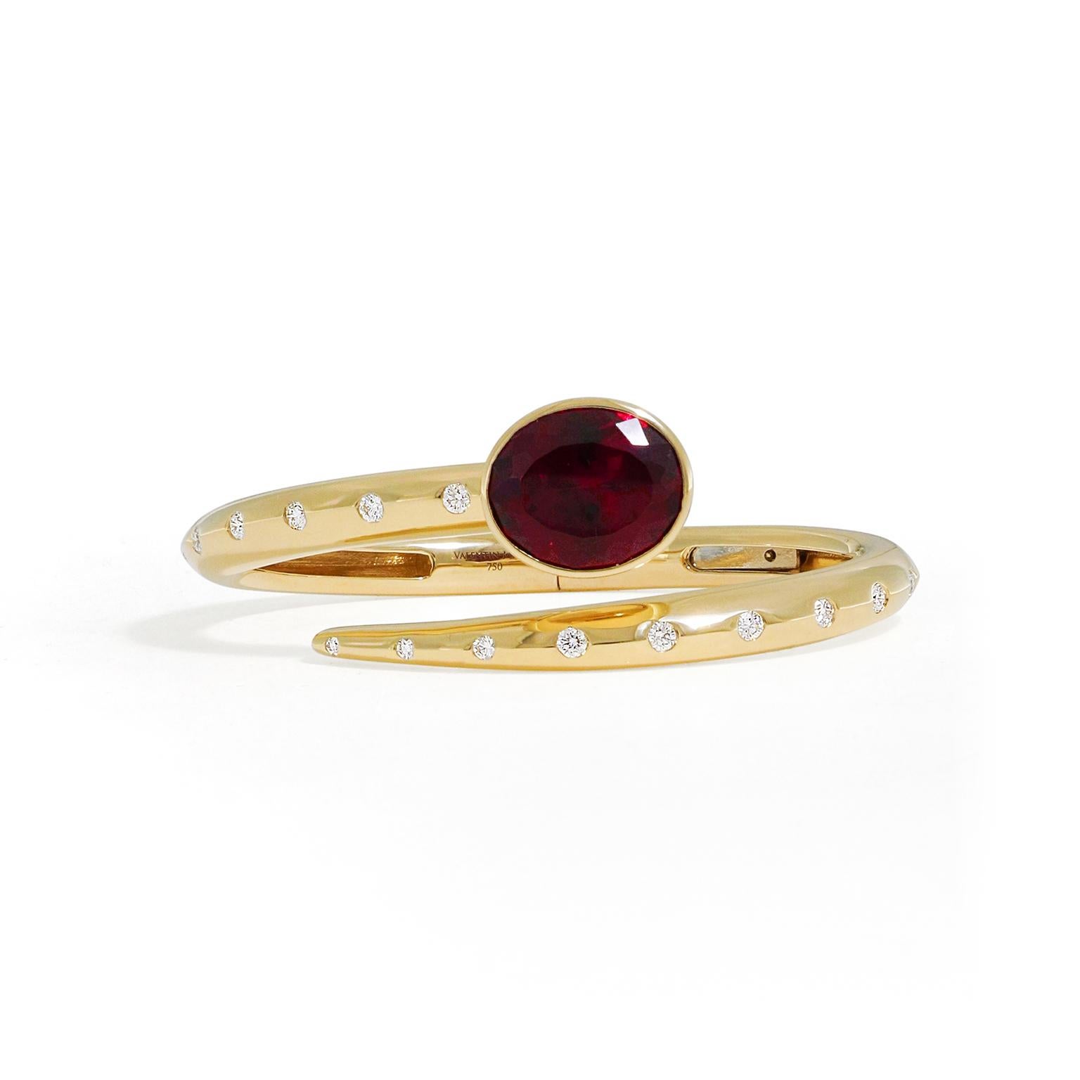 Bracelet bypass en or jaune 18 carats avec grenats ovales et diamants Neuf - En vente à New York, NY