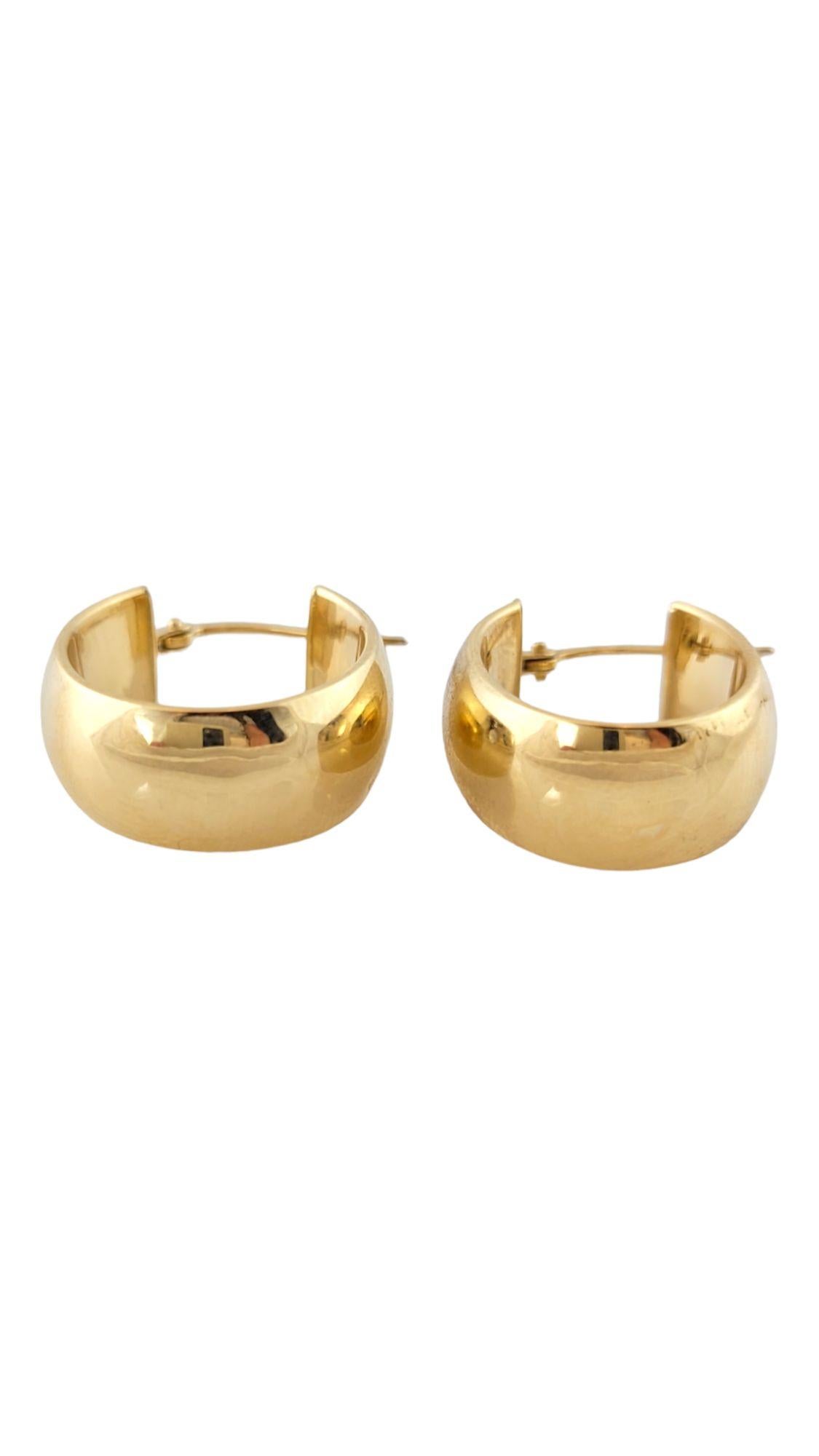 Der wunderschöne ovale Reifensatz wurde aus 18 Karat Gelbgold gefertigt!

Größe: 23mm X 19,7mm X 8mm

Gewicht: 2,8 g/ 1,8 dwt

Punze: 18KT ITALIEN MILOR

Sehr guter Zustand, professionell poliert.

Wird in einem Geschenkkarton oder Beutel verpackt