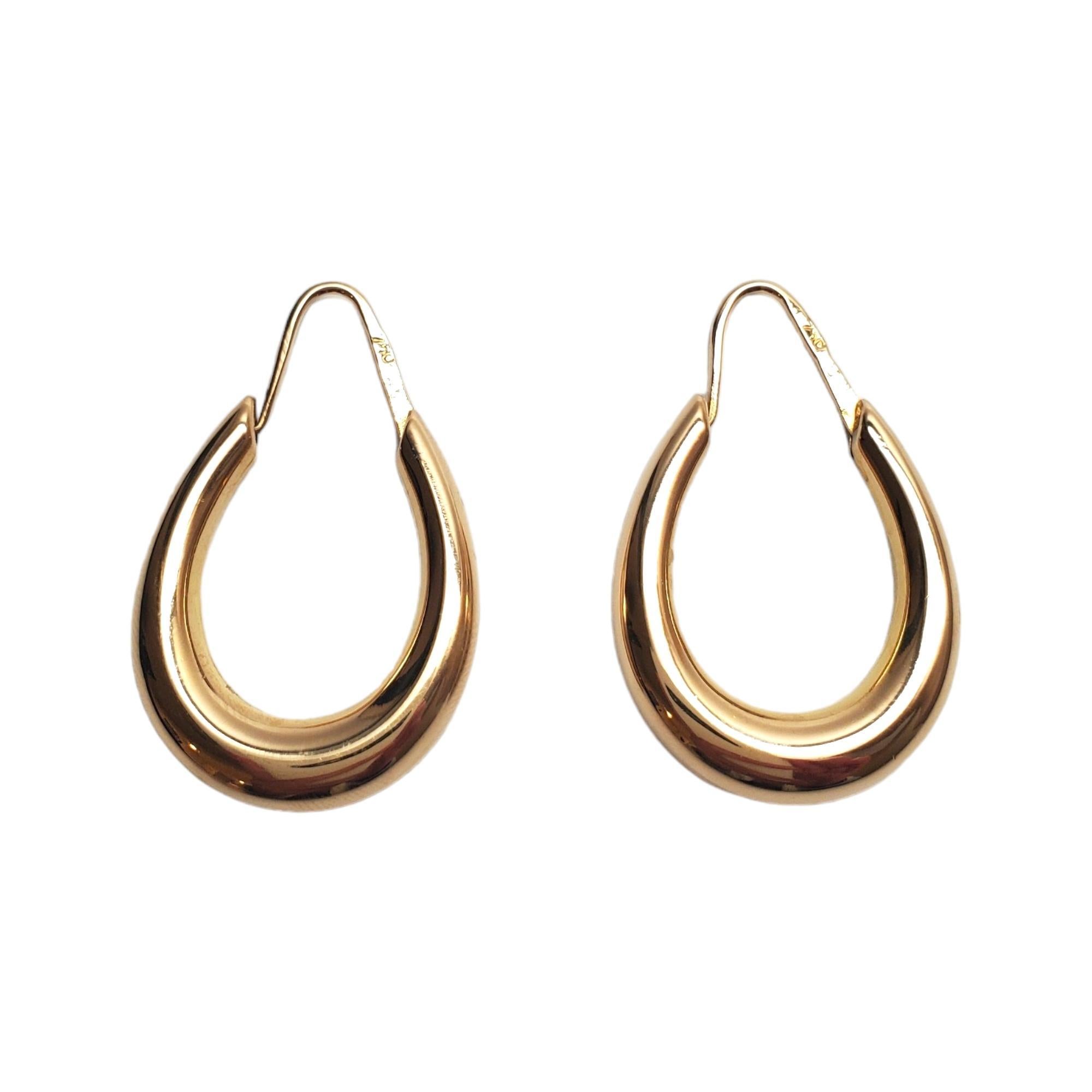 Boucles d'oreilles ovales en or jaune 18K

Boucles d'oreilles ovales épaisses minutieusement détaillées en or jaune 18K.

Cachet : 750

Poids : 9,9 g/ 6,4 dwt.

Taille : 6,1 mm X 4,3 mm X 6,8 mm

Très bon état, polissage professionnel.

Il sera
