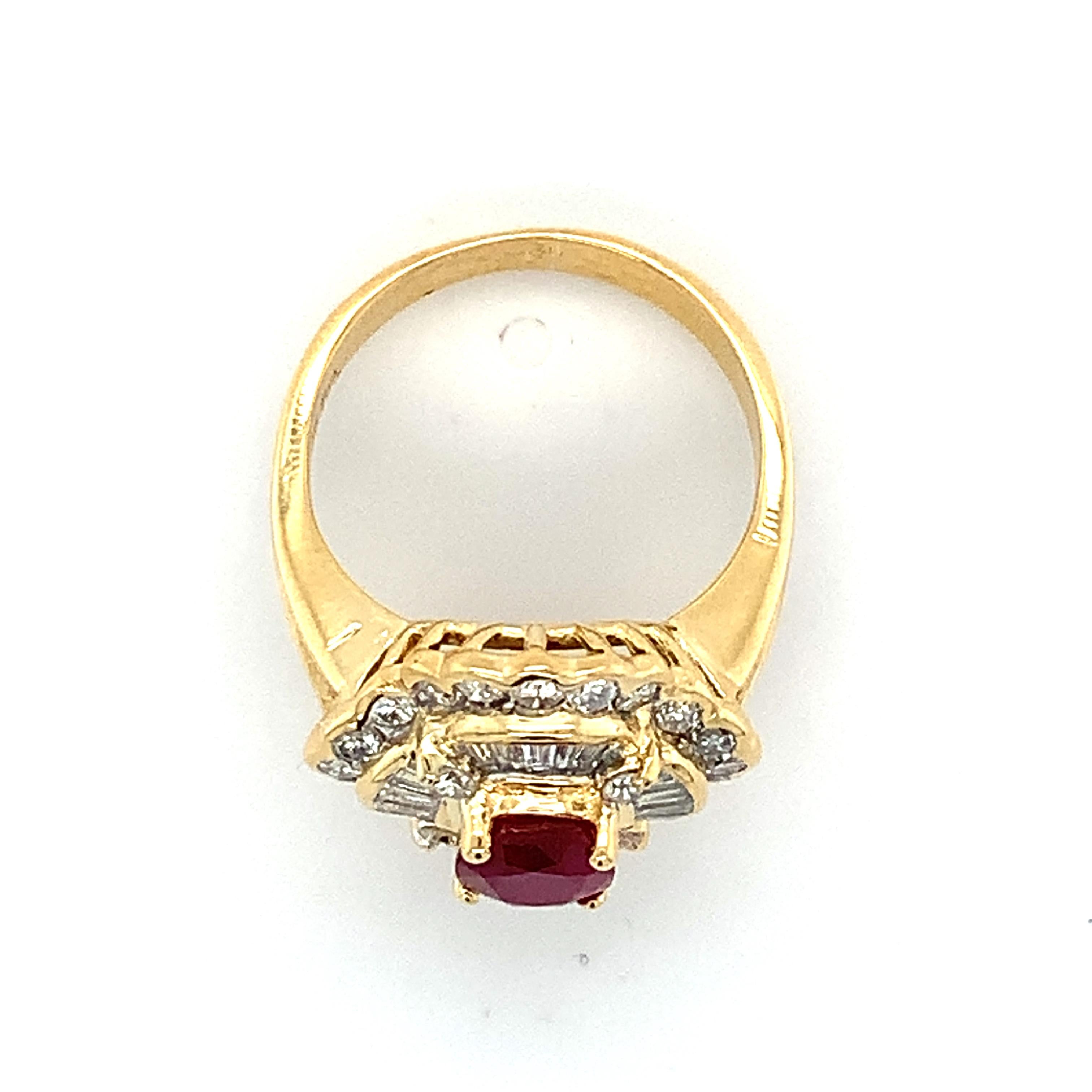 18 Karat Gelbgold Oval Roter Rubin mit Halo aus Baguette- und runden Diamanten Ring 5