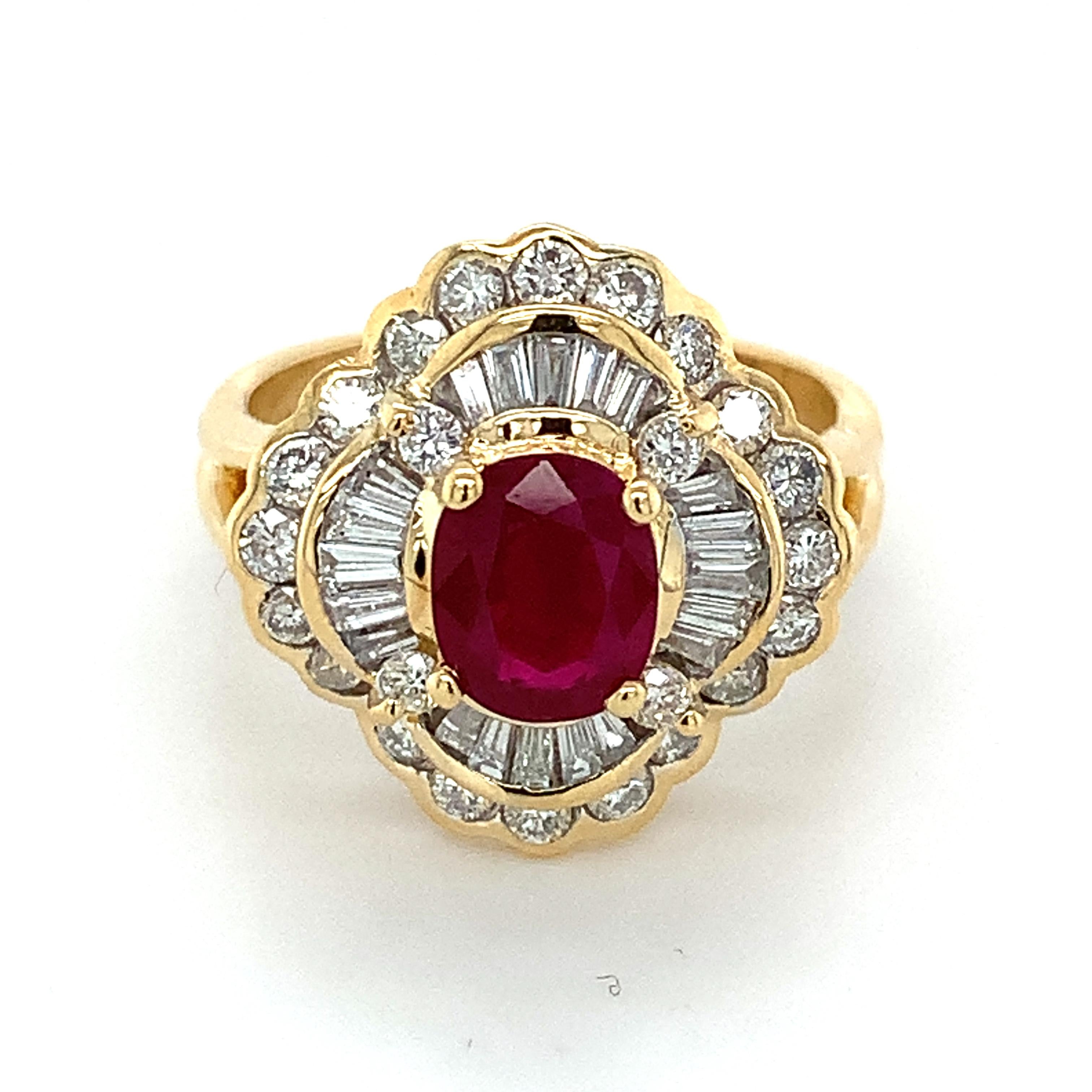 18k Gelbgold Weiß Baguetteschliff Diamant und Oval Rubin Ring
6,1 Gramm
Ring Größe 5.75
Runde & Baguette weiße Diamanten 1 Karat Gesamtgewicht
Reinheit: Vs2 Farbe: G-H
Ovaler roter Rubin 6,6x5,4mm
Dies ist ein schöner Ring mit einem hellen schönen
