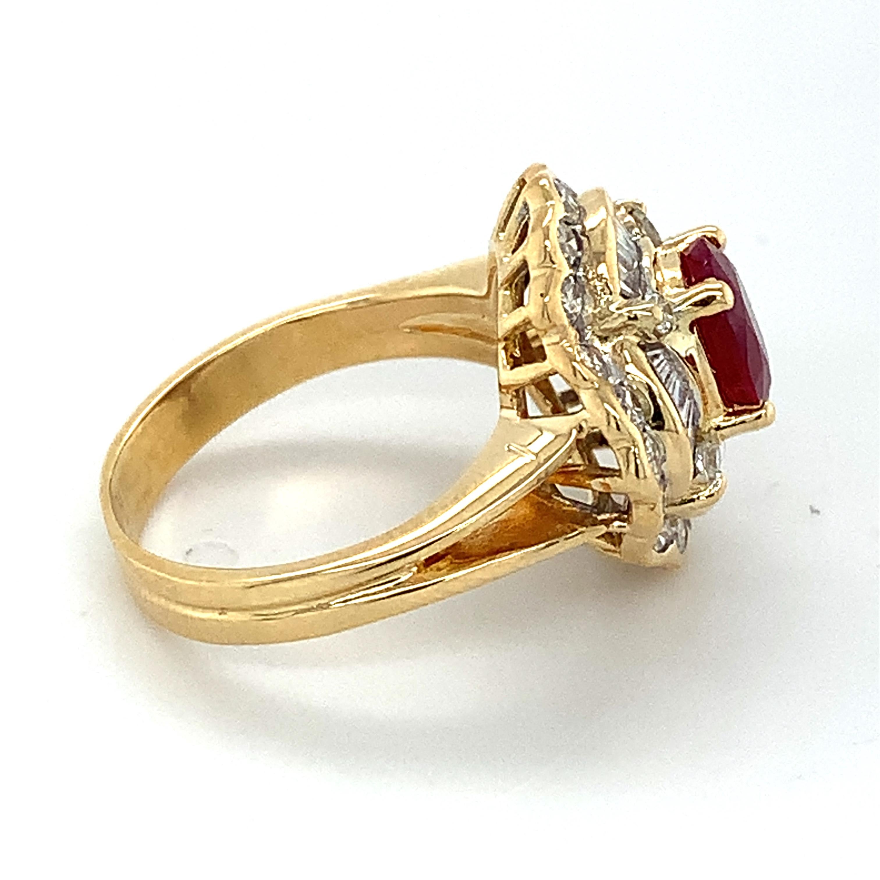 18 Karat Gelbgold Oval Roter Rubin mit Halo aus Baguette- und runden Diamanten Ring im Zustand „Gut“ in Montgomery, AL