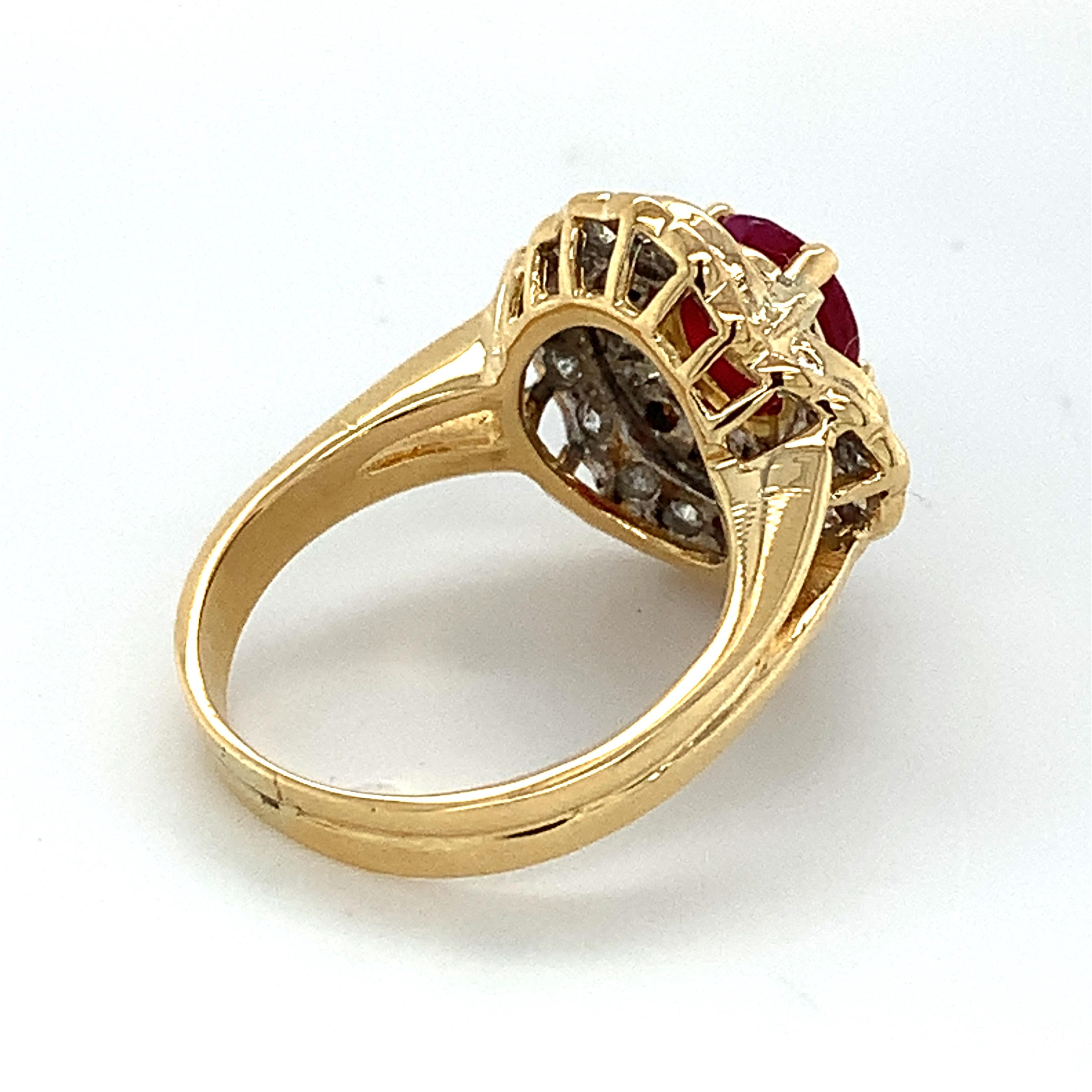 18 Karat Gelbgold Oval Roter Rubin mit Halo aus Baguette- und runden Diamanten Ring für Damen oder Herren