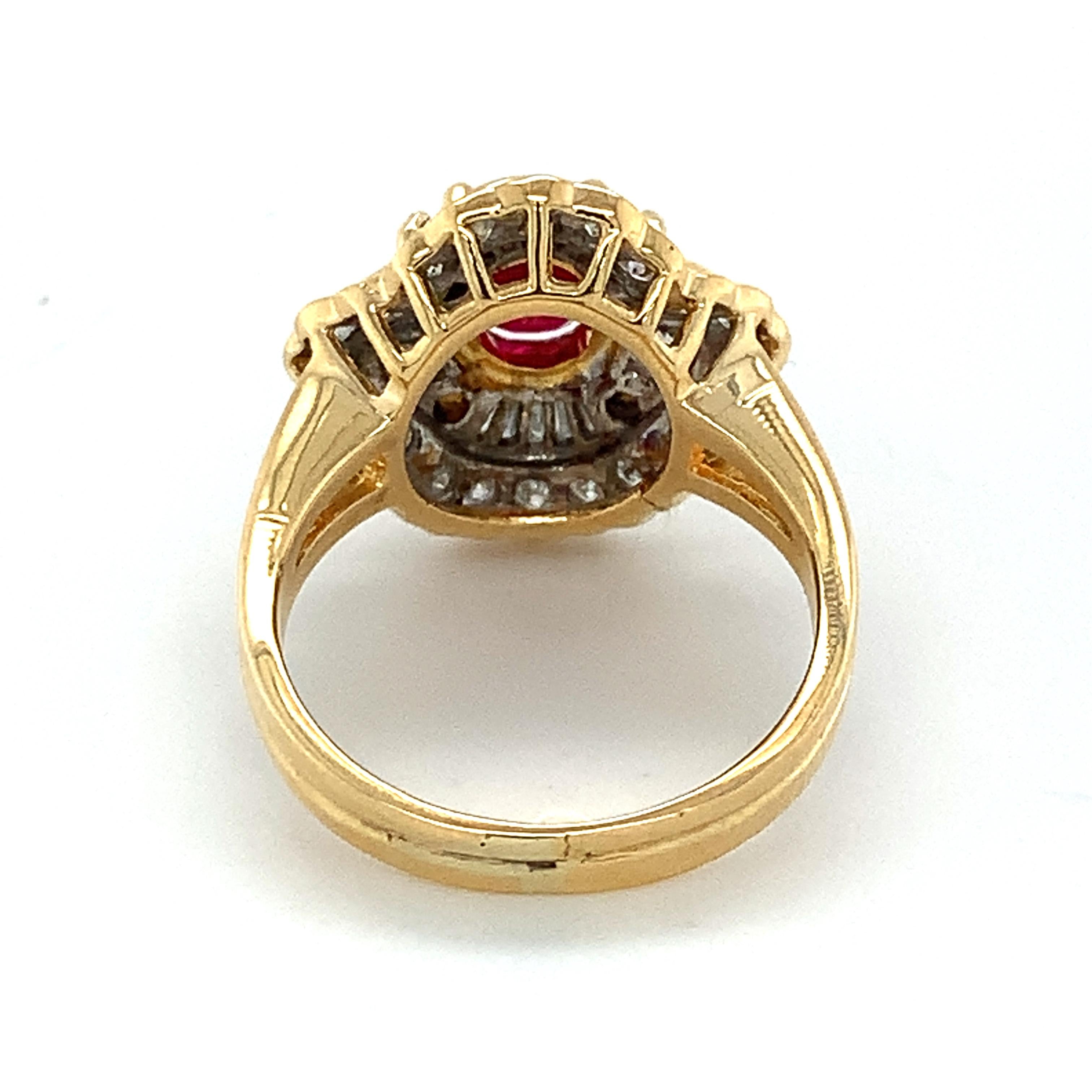 18 Karat Gelbgold Oval Roter Rubin mit Halo aus Baguette- und runden Diamanten Ring 1