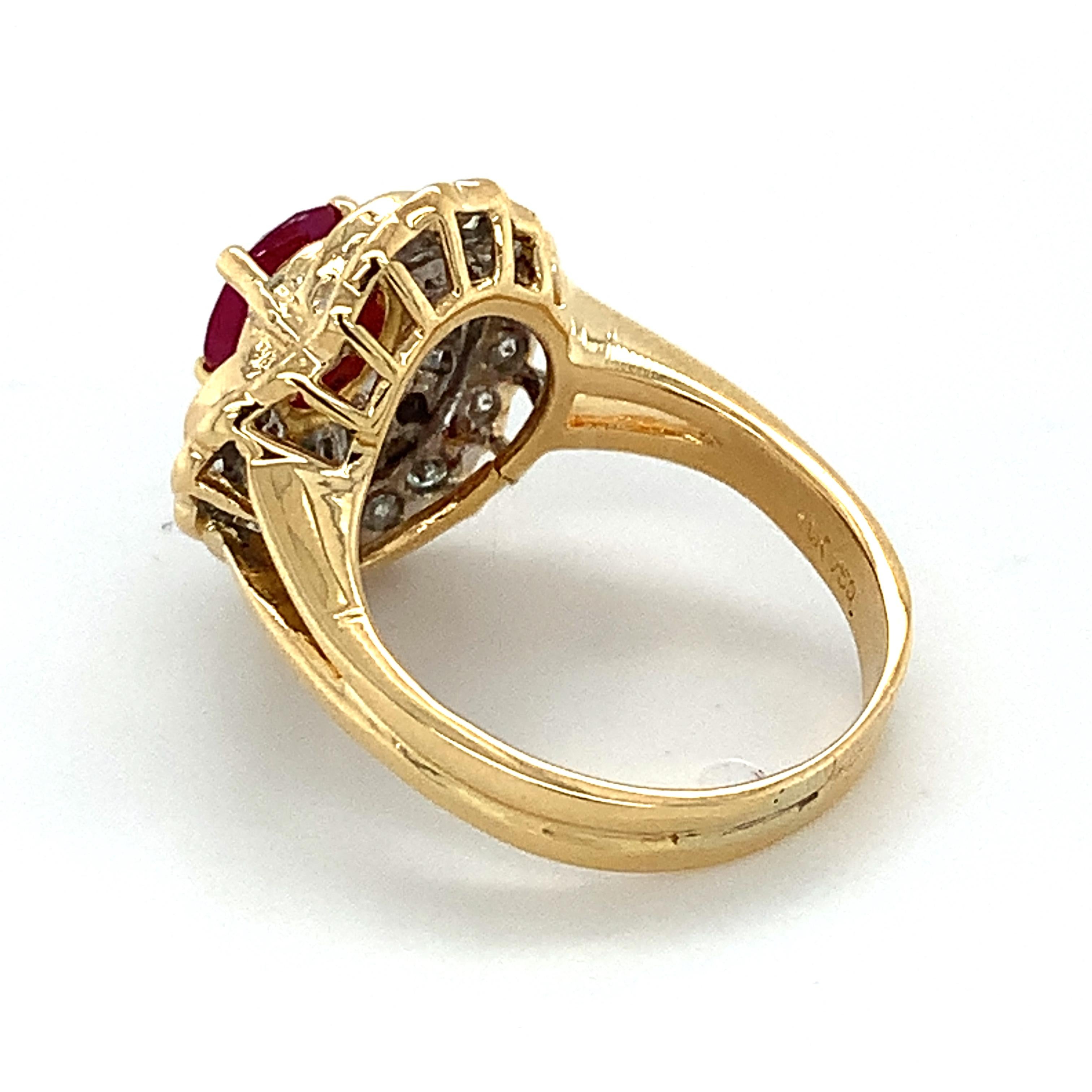 18 Karat Gelbgold Oval Roter Rubin mit Halo aus Baguette- und runden Diamanten Ring 2
