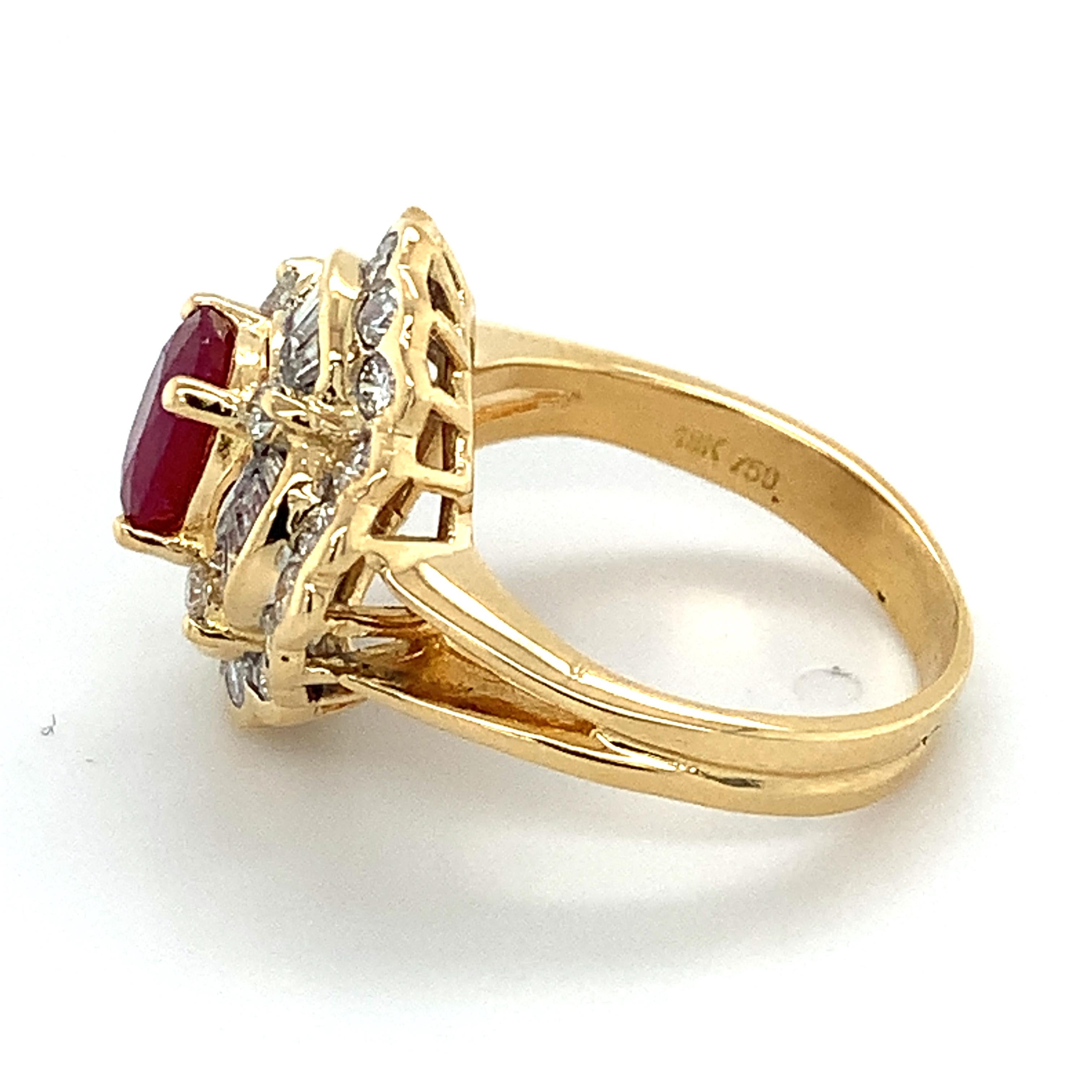 18 Karat Gelbgold Oval Roter Rubin mit Halo aus Baguette- und runden Diamanten Ring 3