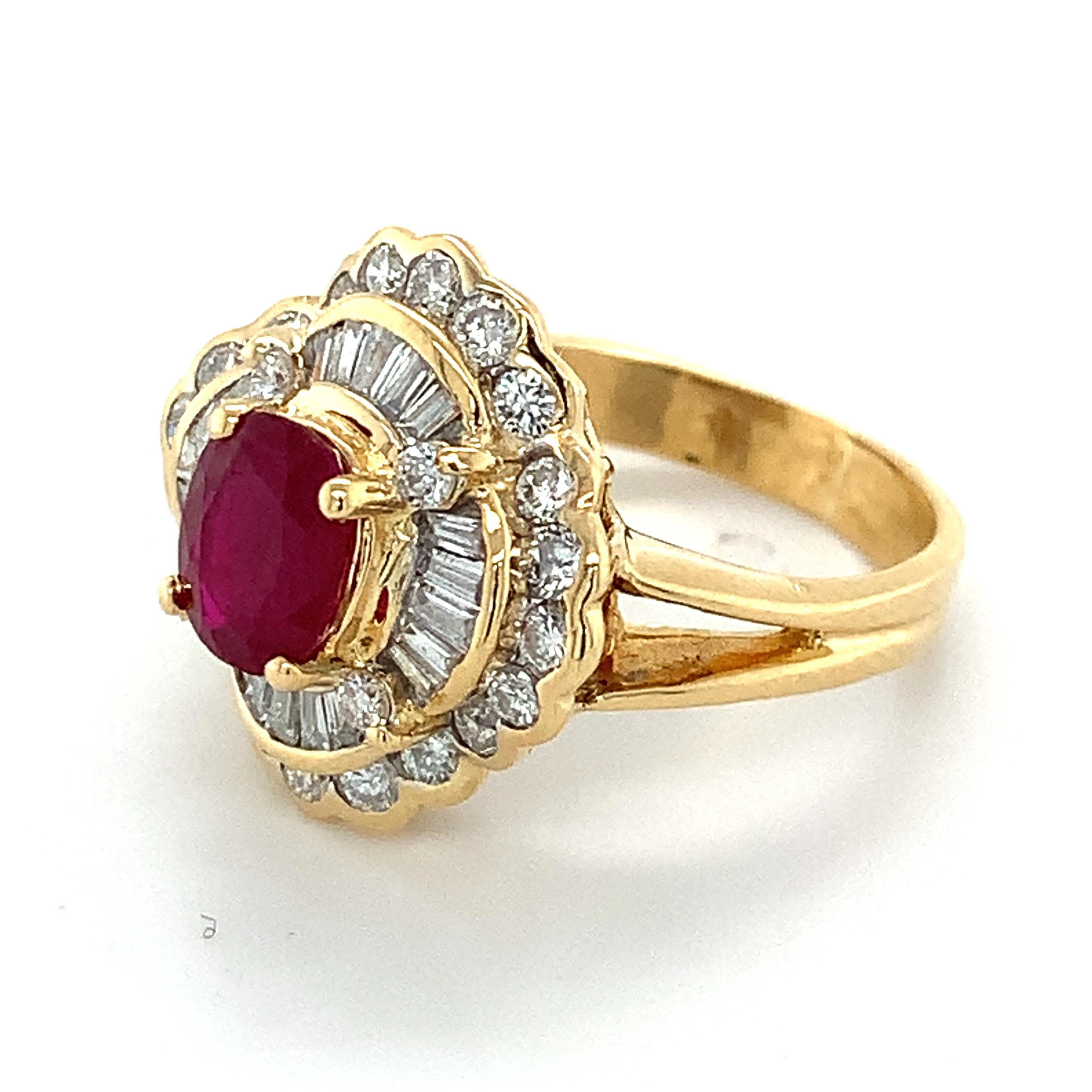 18 Karat Gelbgold Oval Roter Rubin mit Halo aus Baguette- und runden Diamanten Ring 4