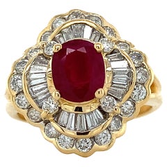 Bague en or jaune 18 carats avec rubis rouge ovale et halo de diamants baguettes et ronds