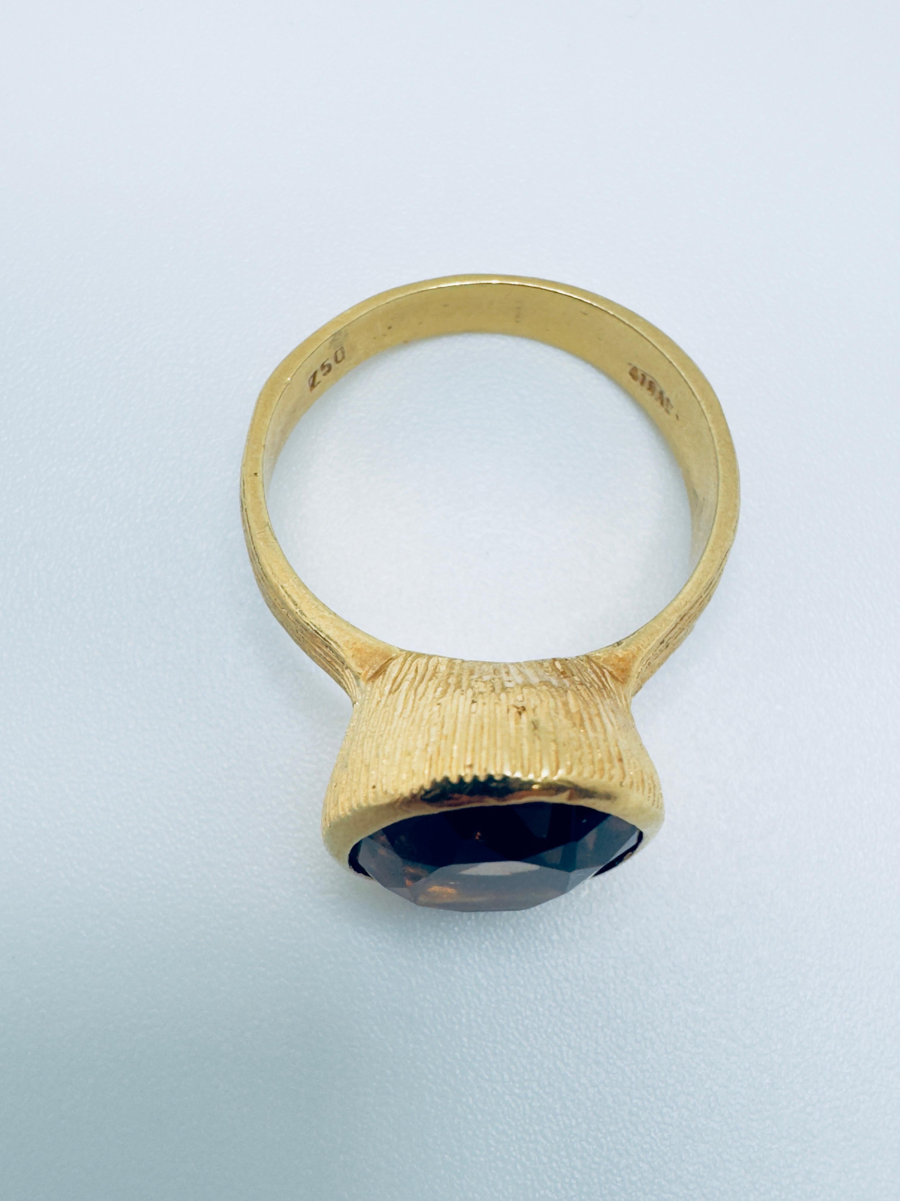 Art déco Bague texturée en or jaune 18 carats avec topaze fumée ovale en vente