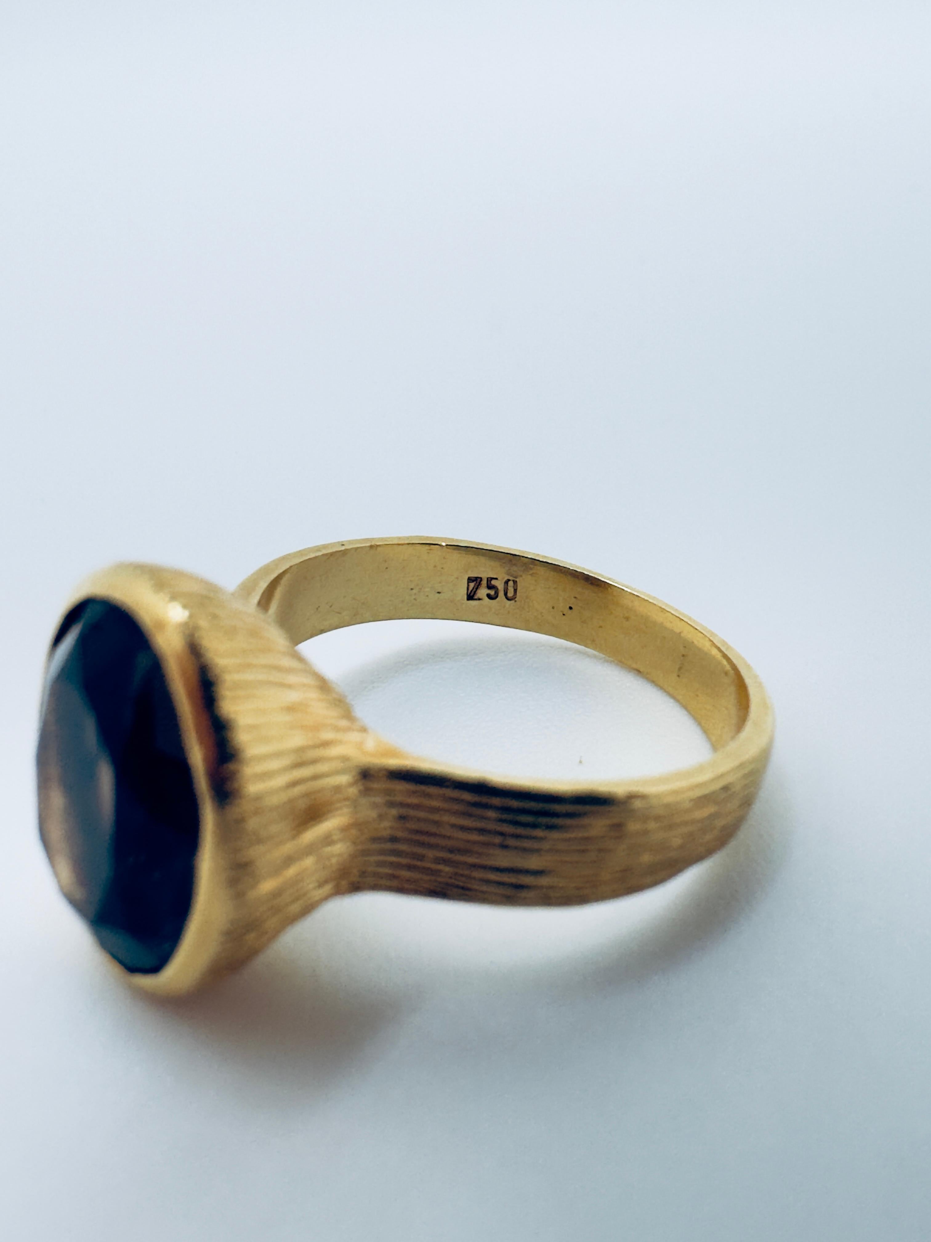 Taille ovale Bague texturée en or jaune 18 carats avec topaze fumée ovale en vente